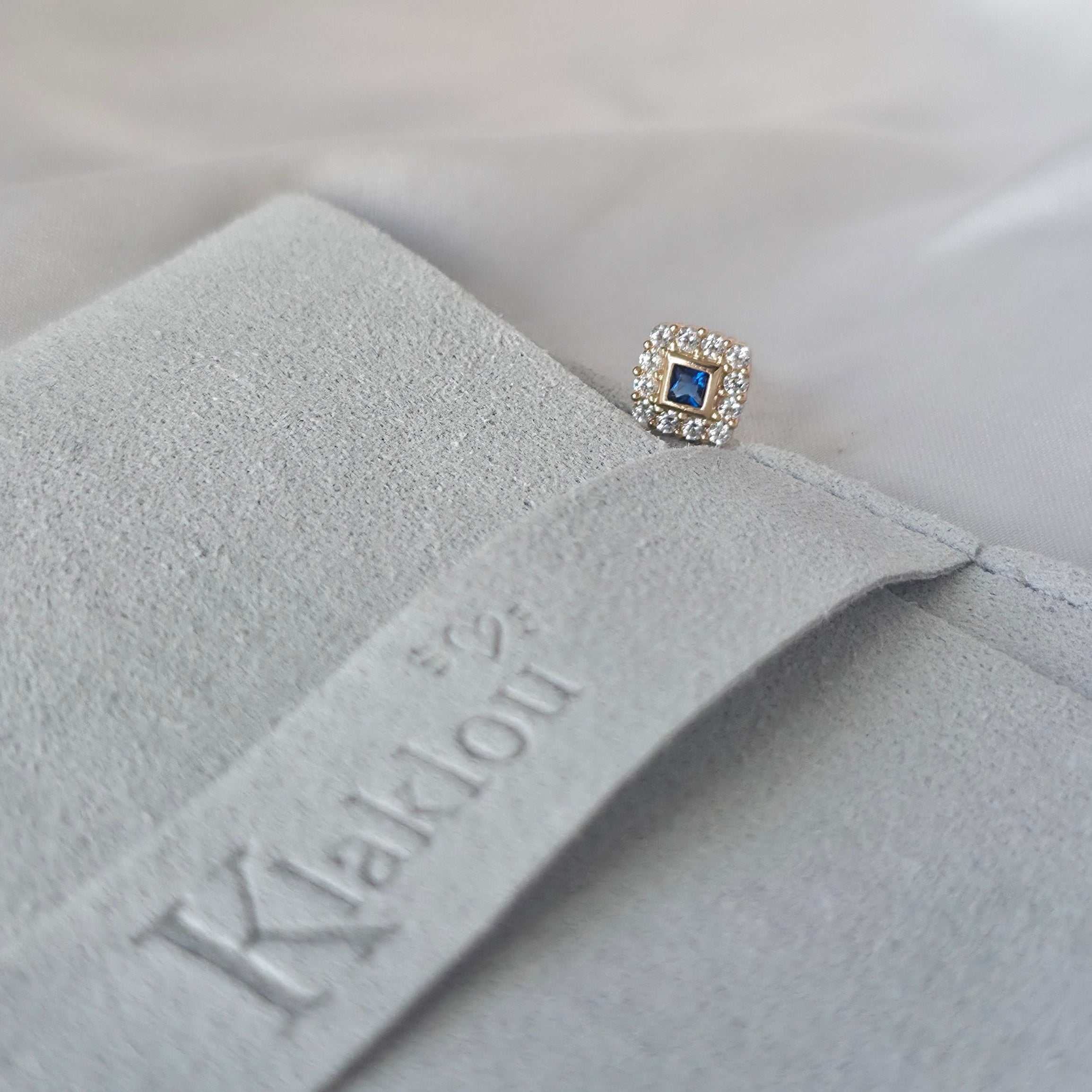 Femme portant la puce d'oreille Raven, losange bleu et zircons, Klaklou