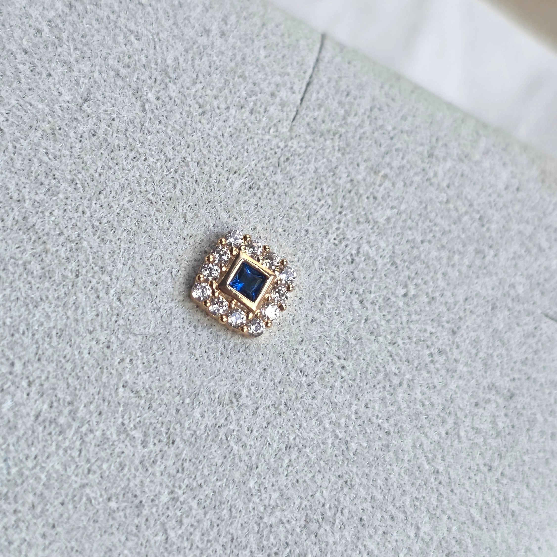 Détail du sertissage de la pierre bleue carrée entourée de zircons, Raven Klaklou