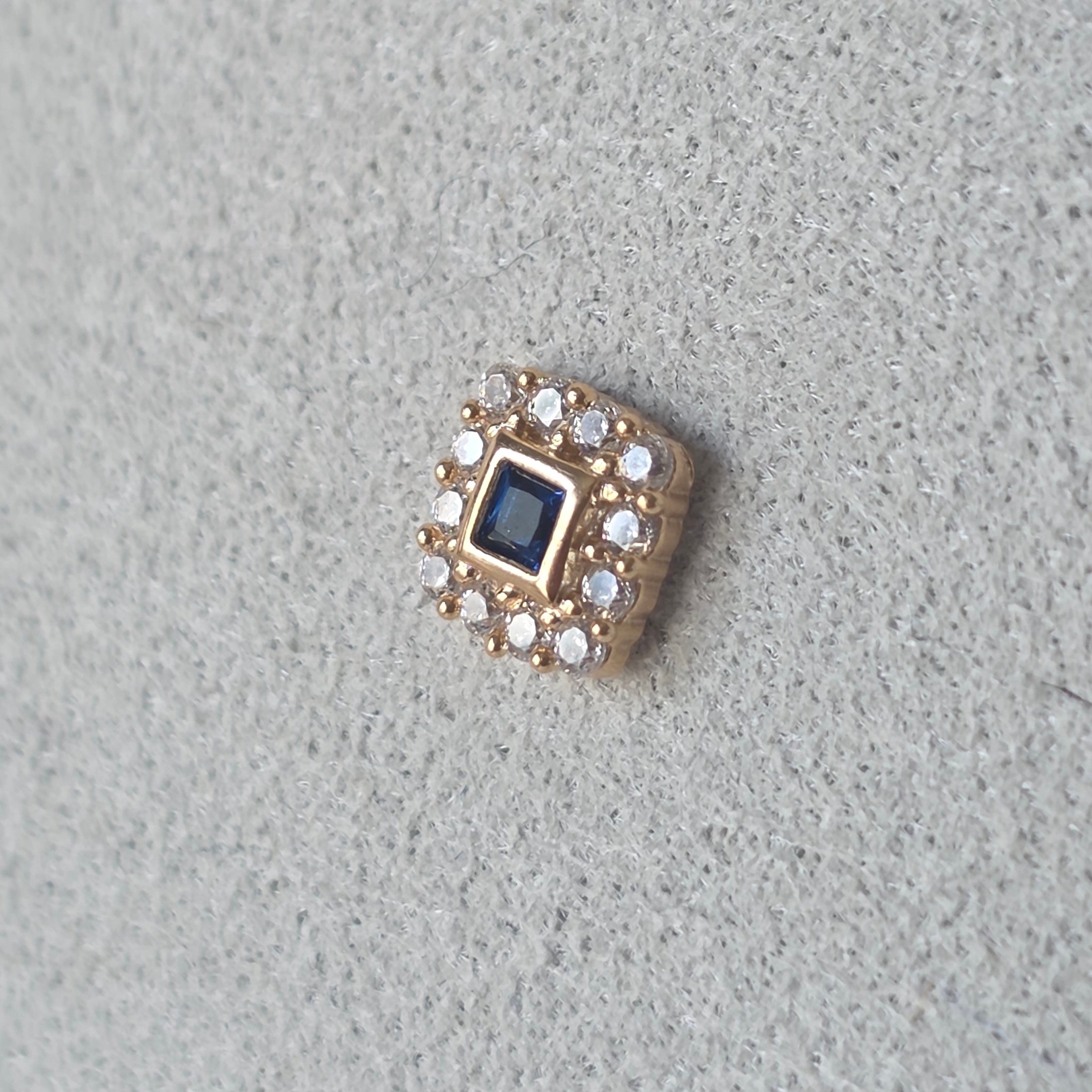 Puce d'oreille losange pierre bleue zircons Klaklou