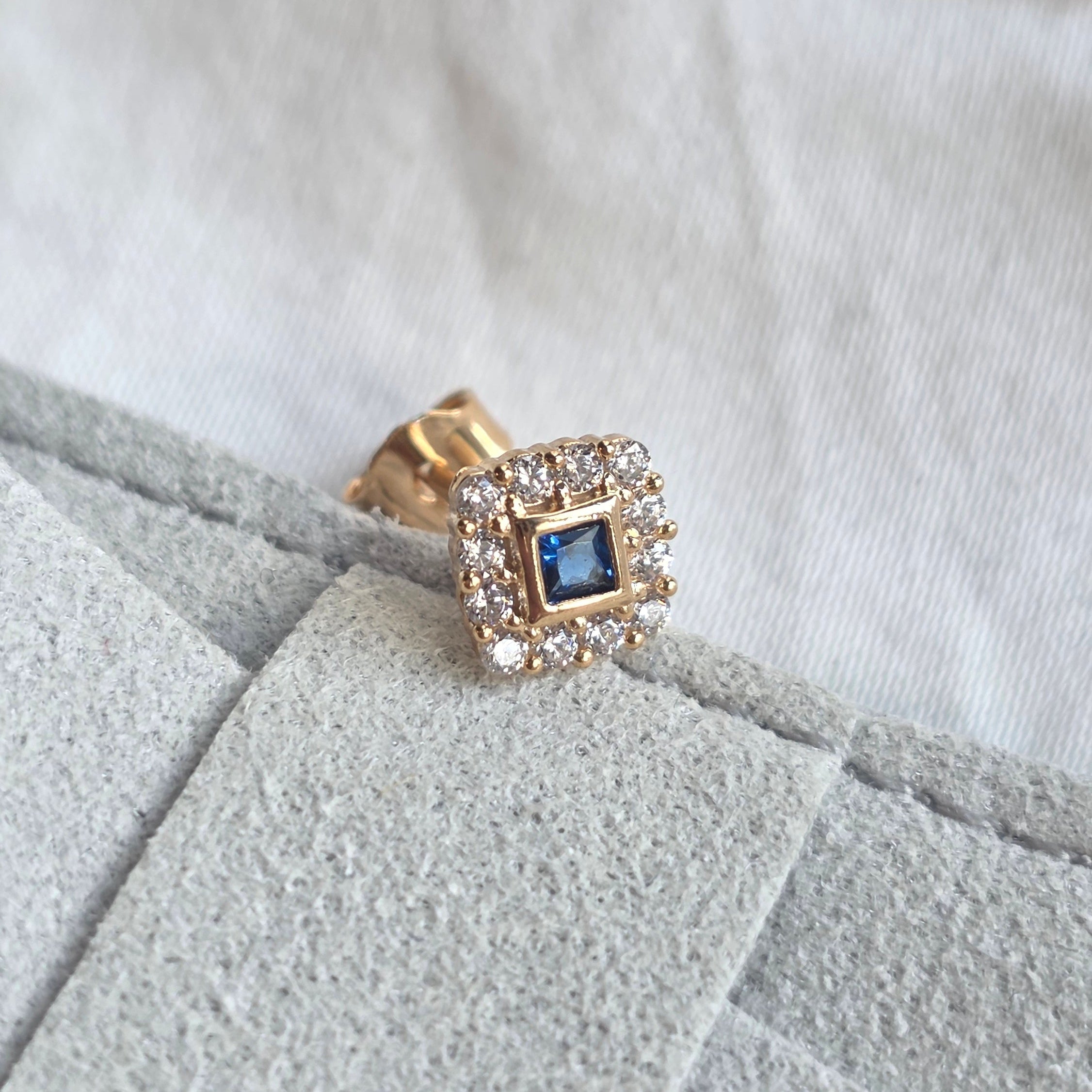 Boucle d'oreille Klaklou Raven à l'unité, pierre bleue et halo de zircons blancs