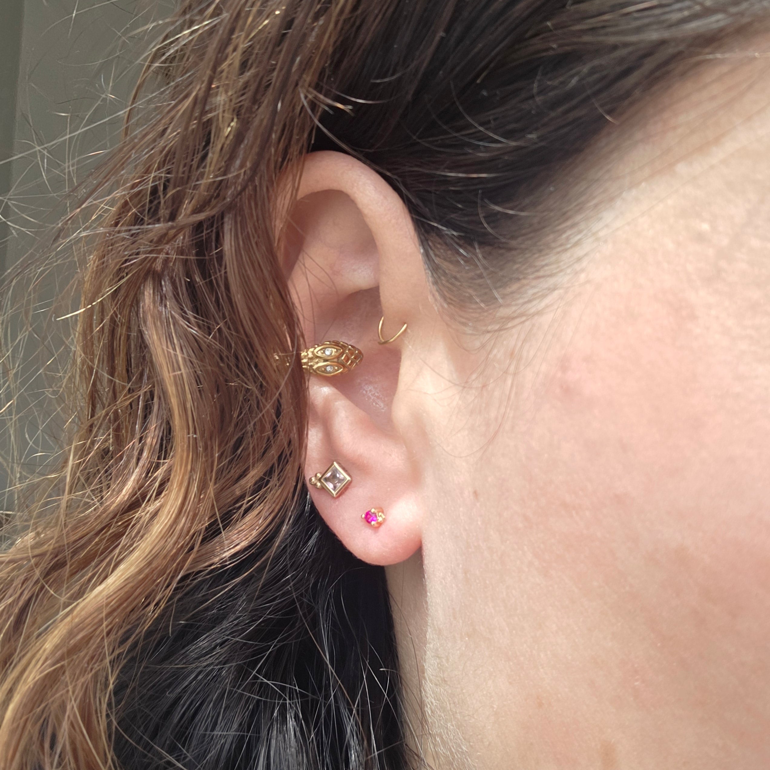 Boucle d’oreille Abby en plaqué or avec pierre rose