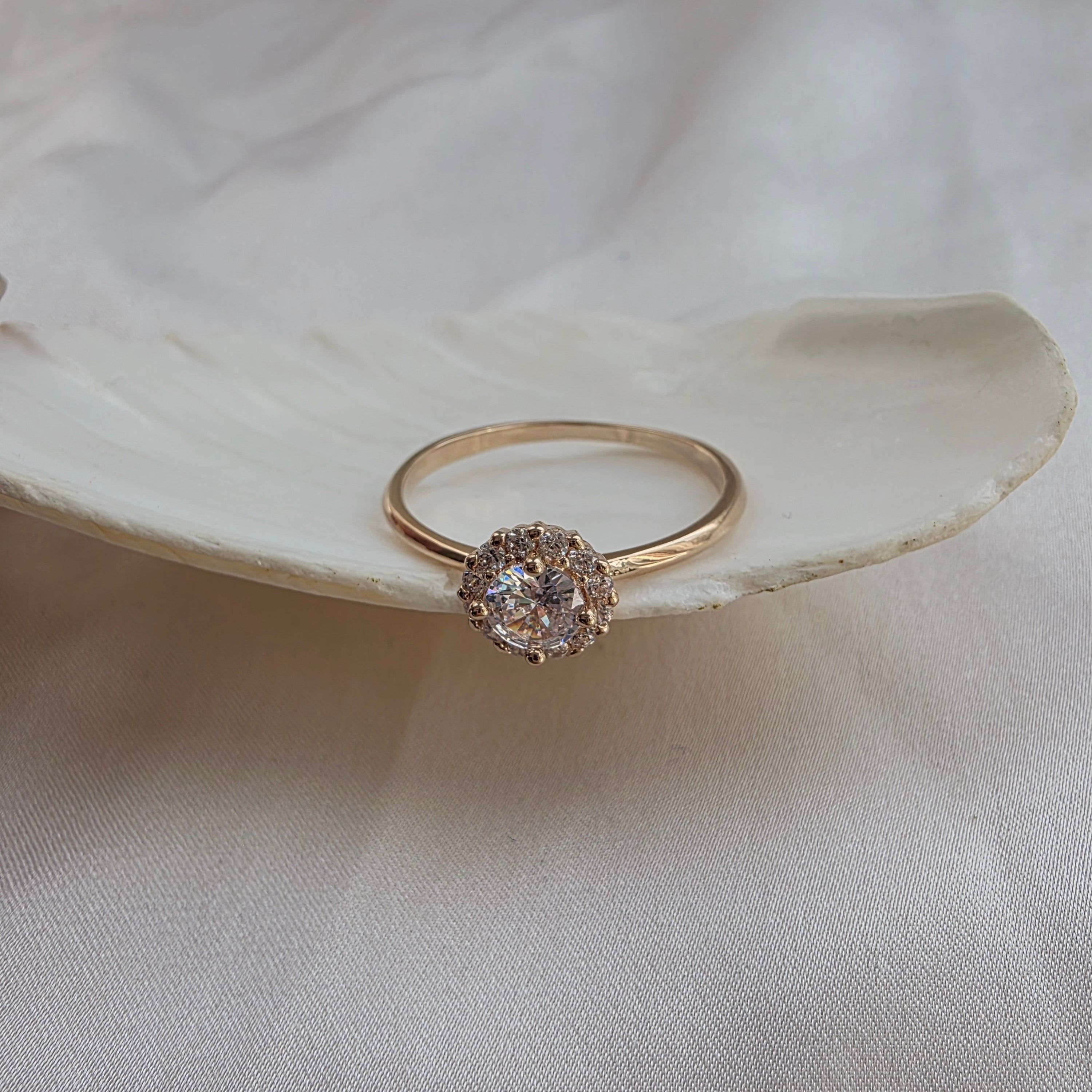 Bague dorée avec pierre centrale scintillante 