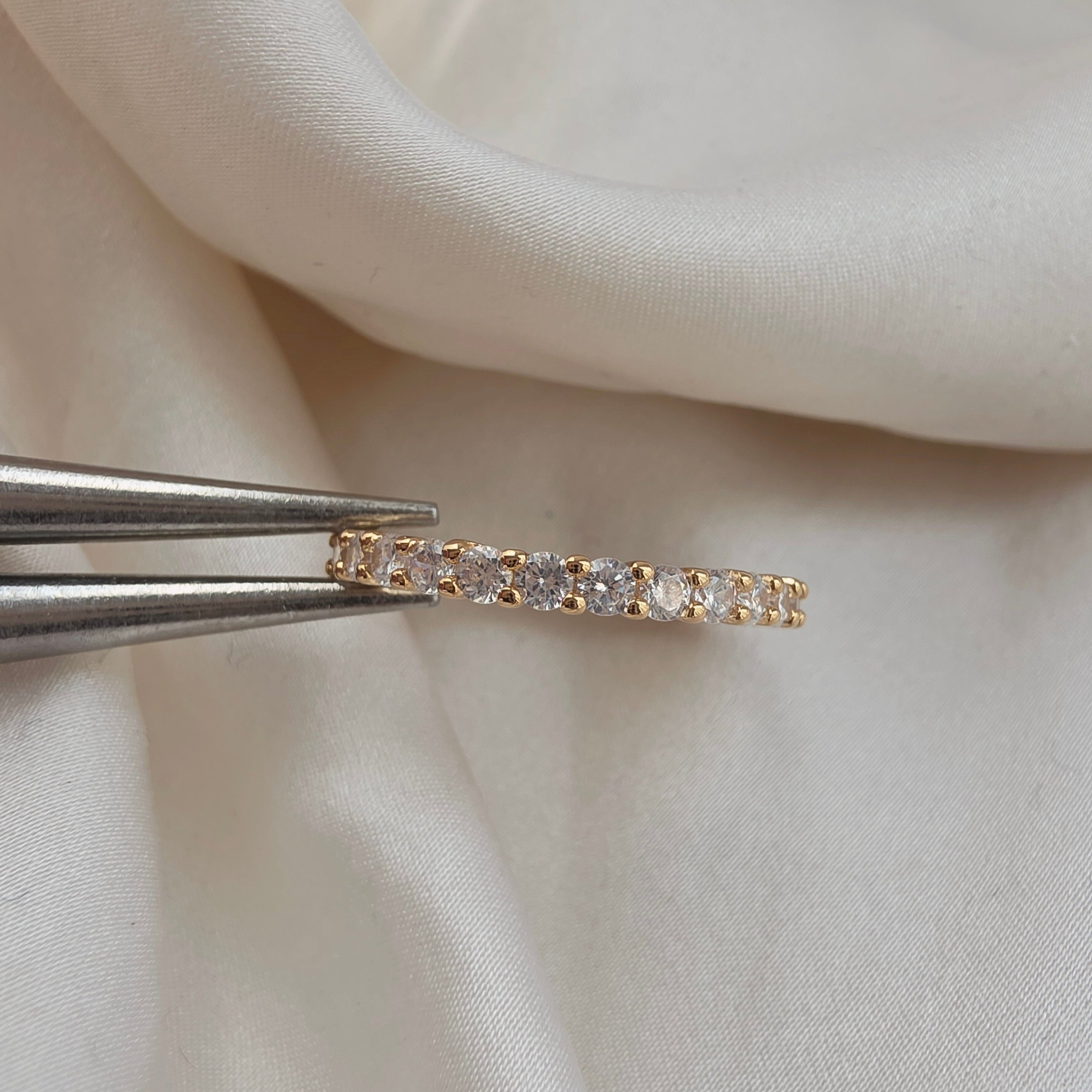 Bague dorée avec pierres brillantes serties