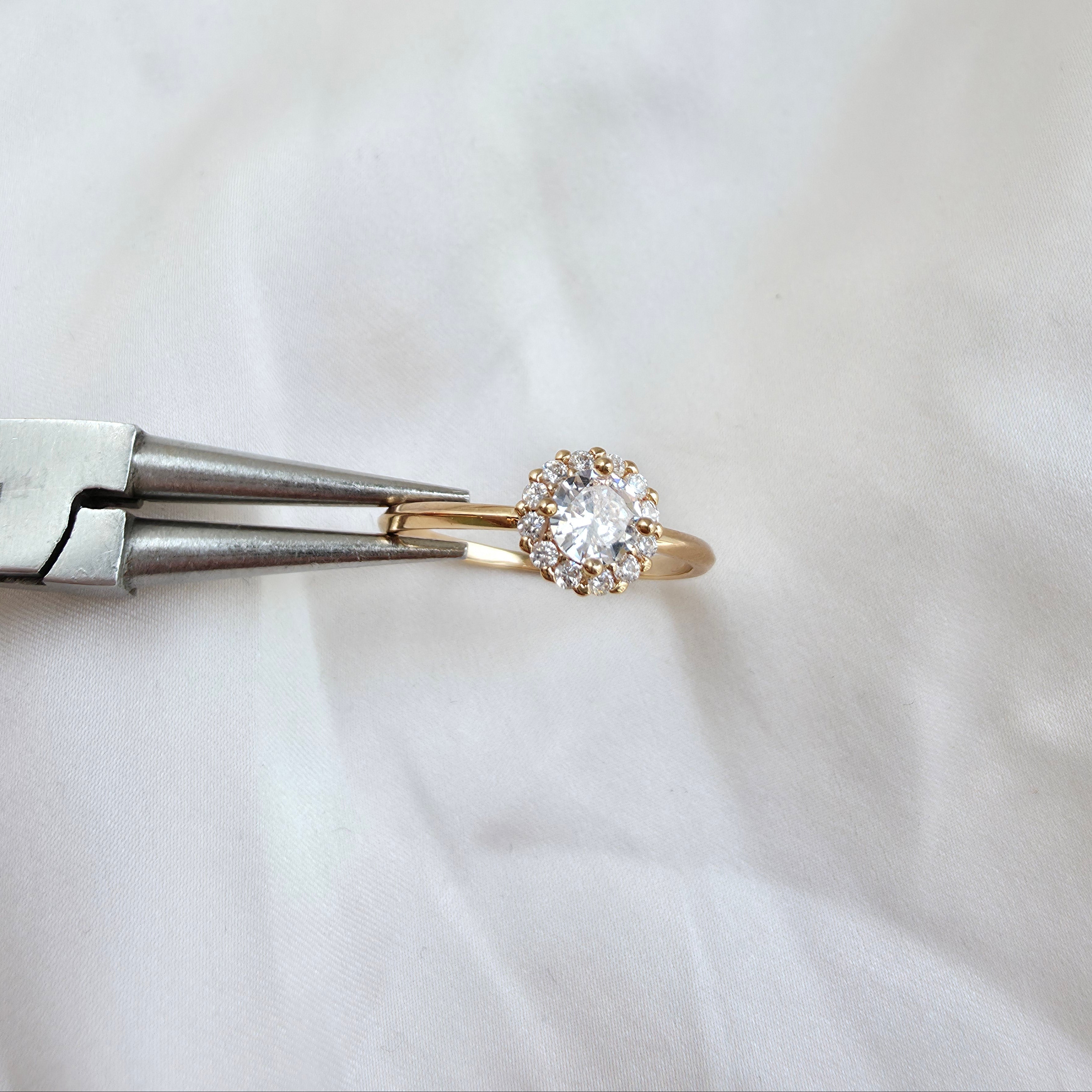 Bague dorée avec pierre centrale scintillante 