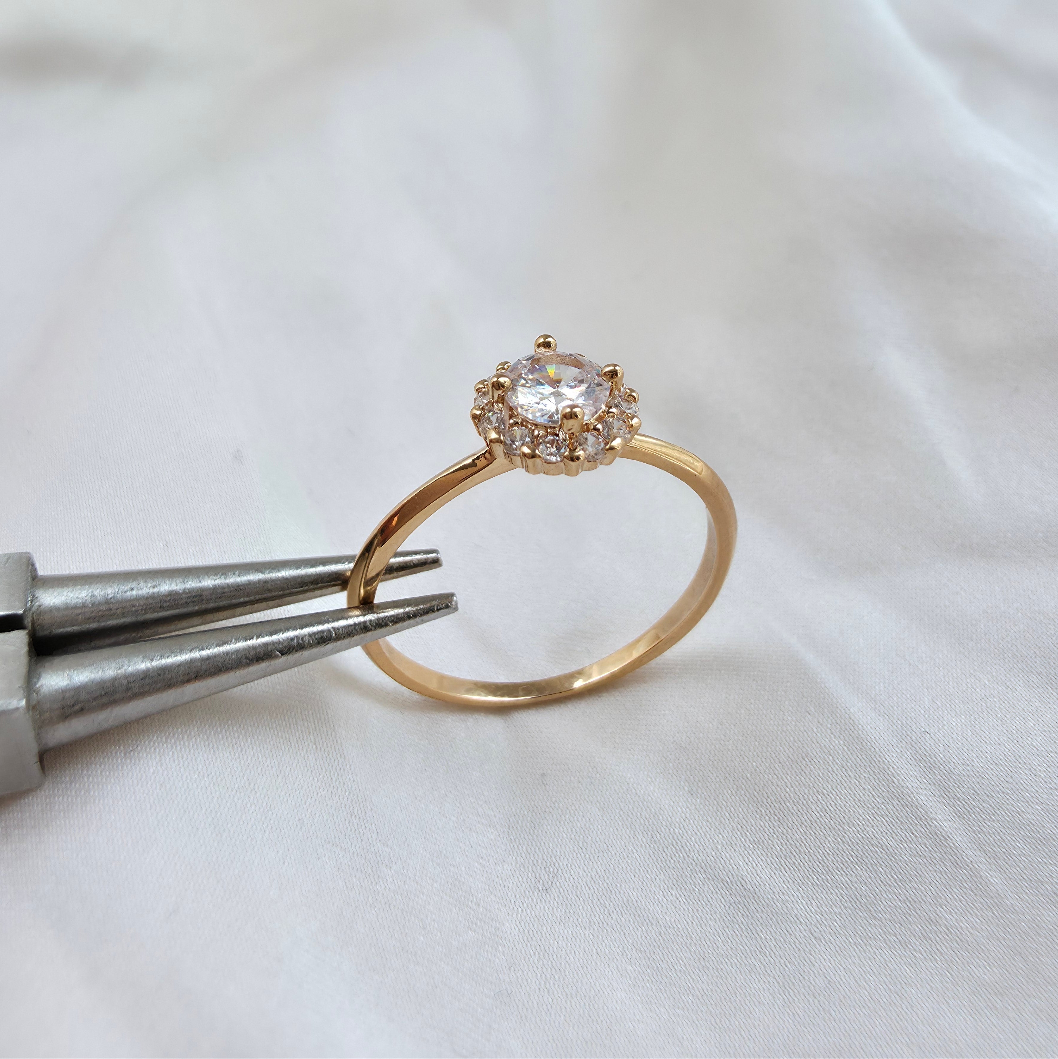 Bague dorée avec pierre centrale scintillante 