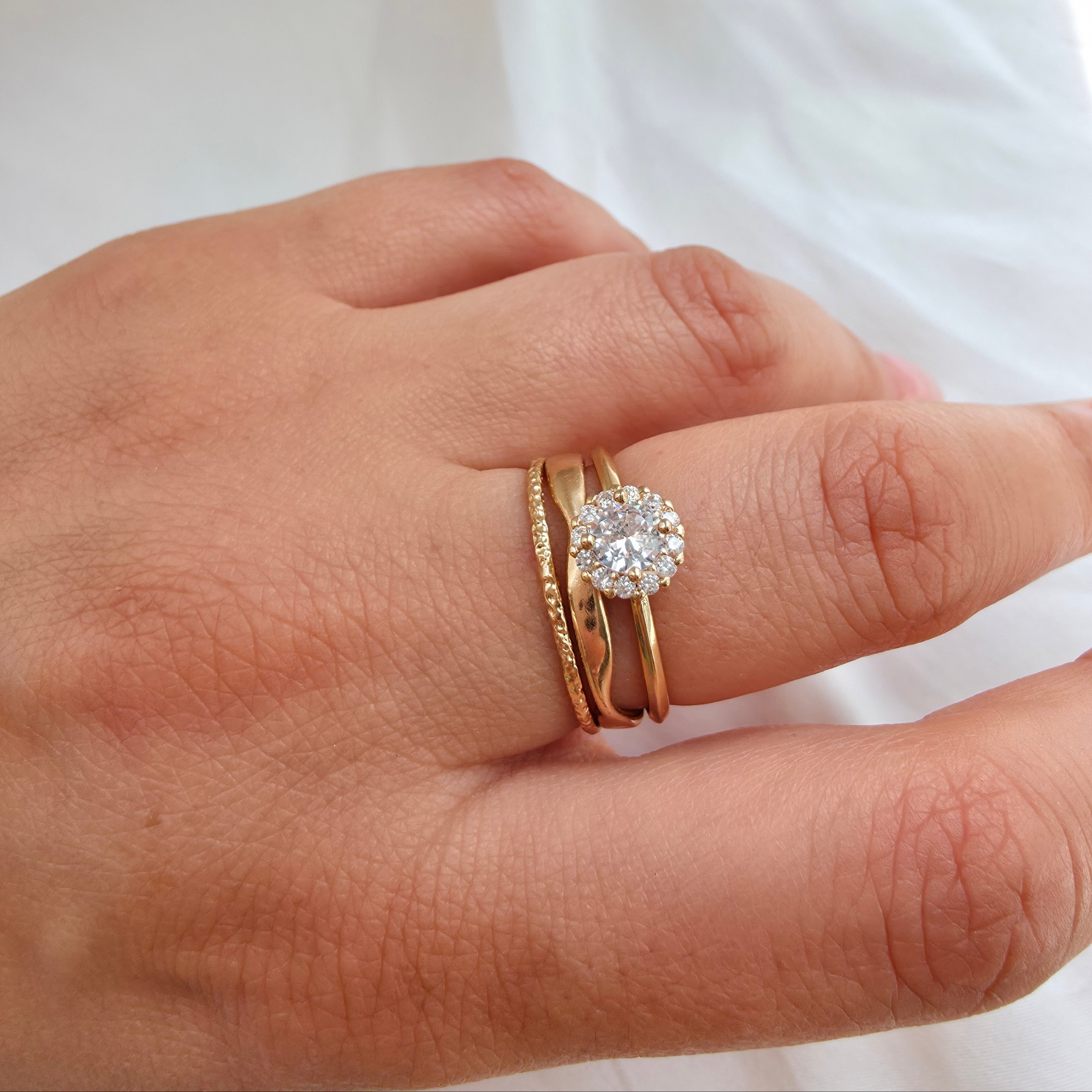 Bague dorée avec pierre centrale scintillante 