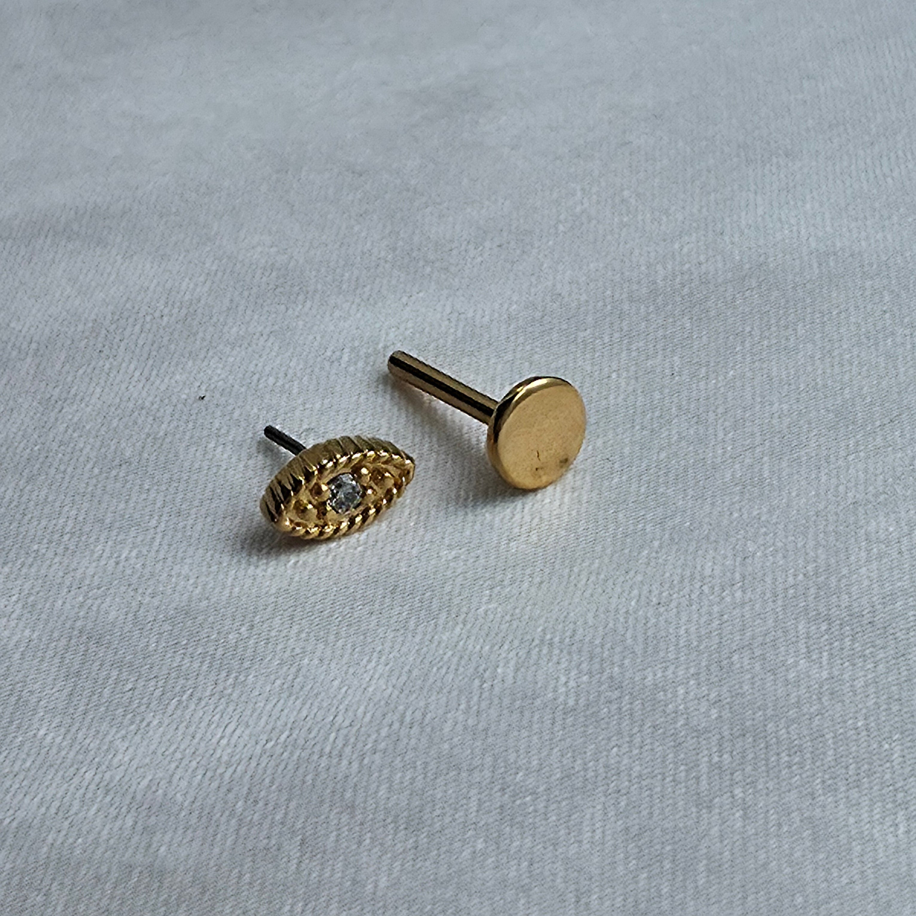 Zoom sur le piercing doré mystérieux