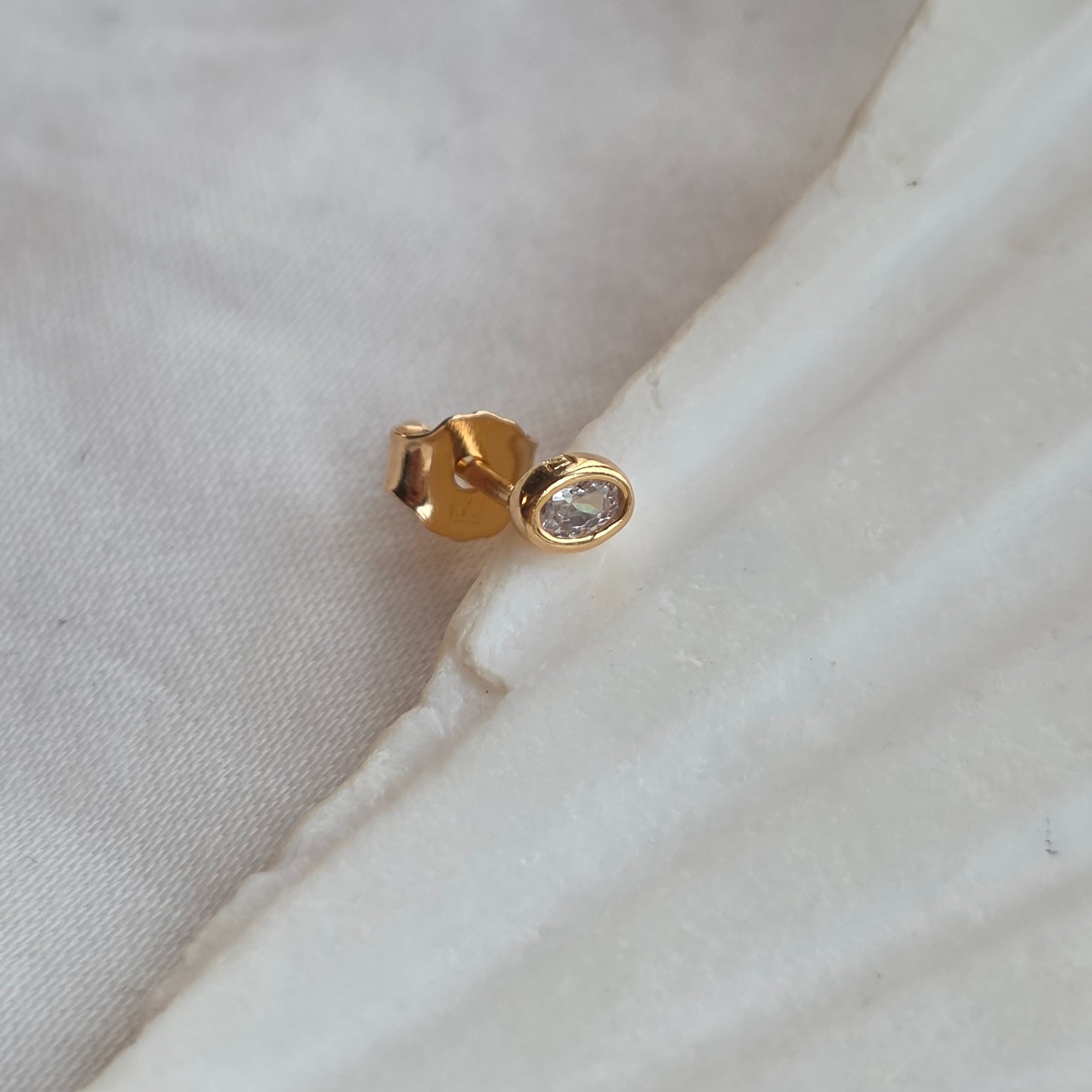 Puces d'oreilles Clara en plaqué or et en argent 925 posées côte à côte
