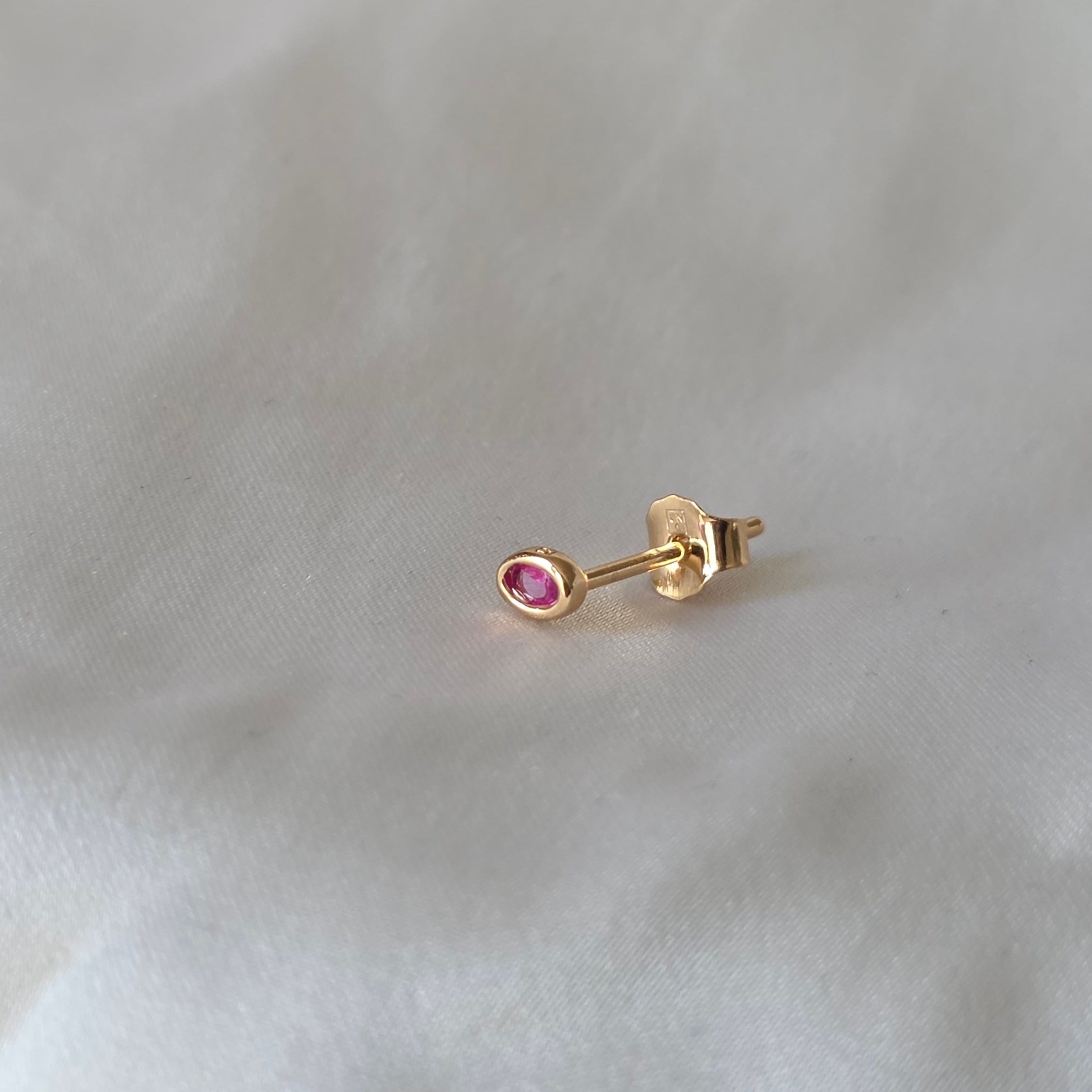 Gros plan sur l'éclat de la pierre ovale rose de la puce Rosa