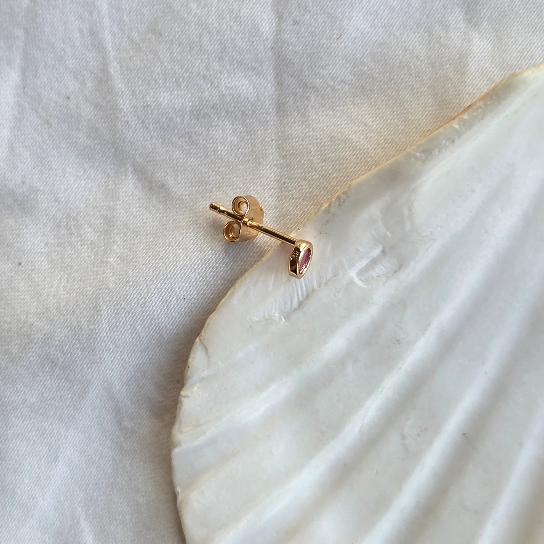 Oreille composée avec la puce rose Rosa et d'autres bijoux dorés Klaklou