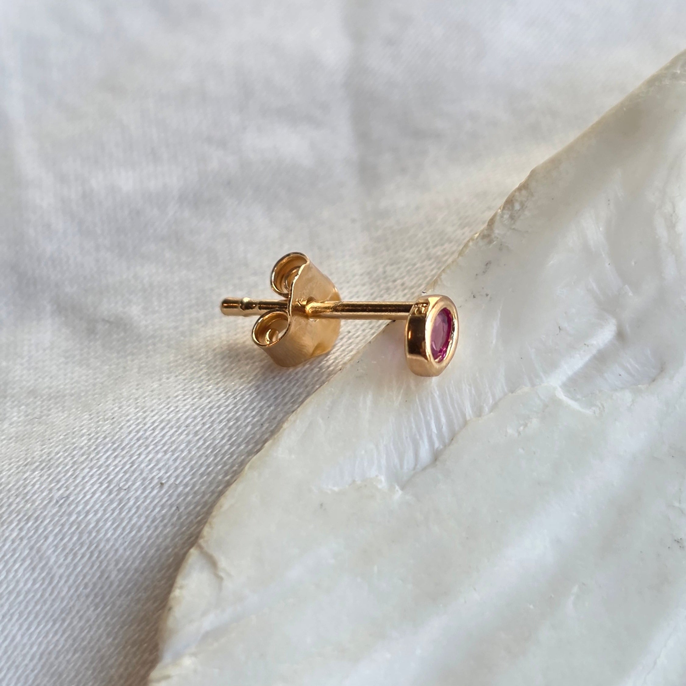  Puce d'oreille ovale sertie d'une pierre rose, plaqué or, sans nickel. Vendue à l'unité. Livraison France.