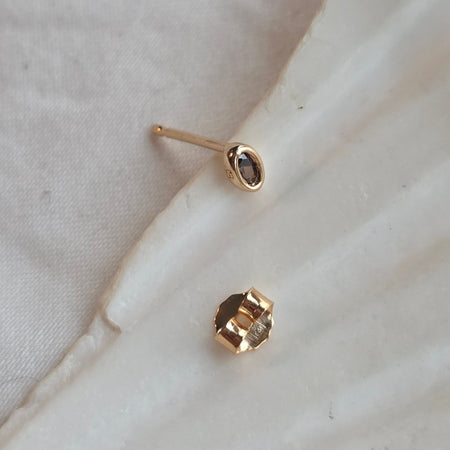 Oreille composée avec la puce Blair et d'autres bijoux dorés Klaklou