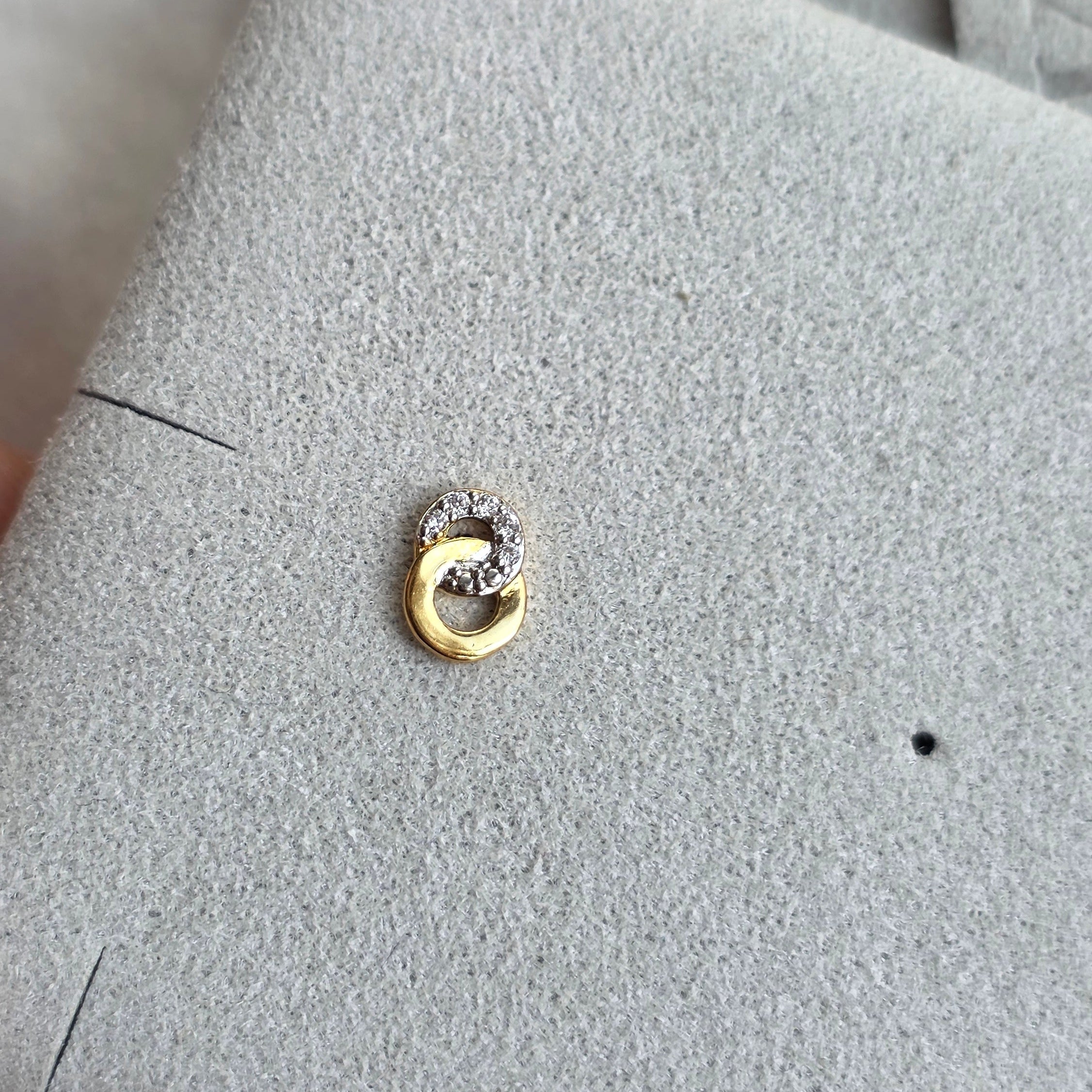 Oreille composée avec la puce Carelle et d'autres bijoux dorés Klaklou