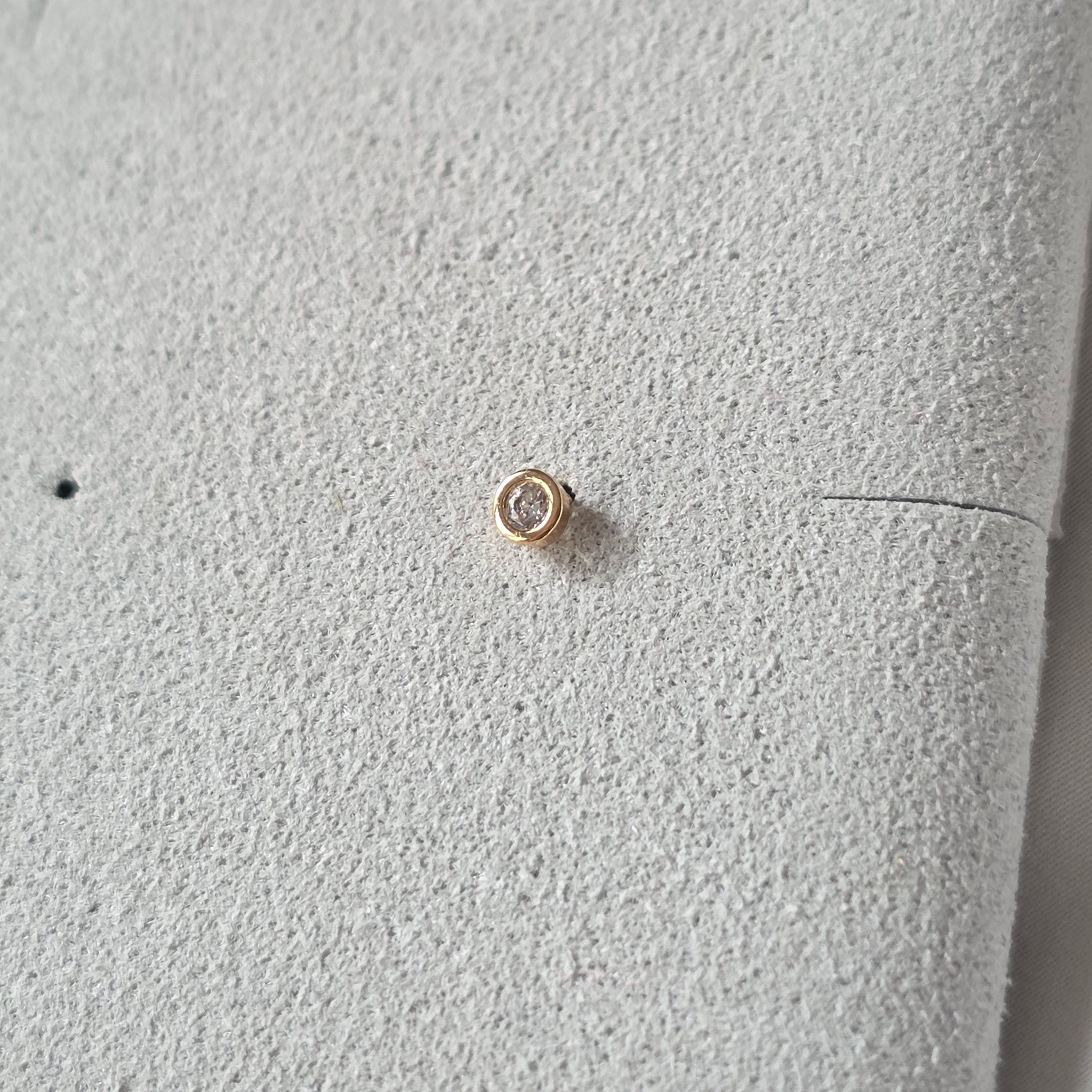 Puce d'oreille Aurélie posée à plat, zircon blanc serti clos vu de face