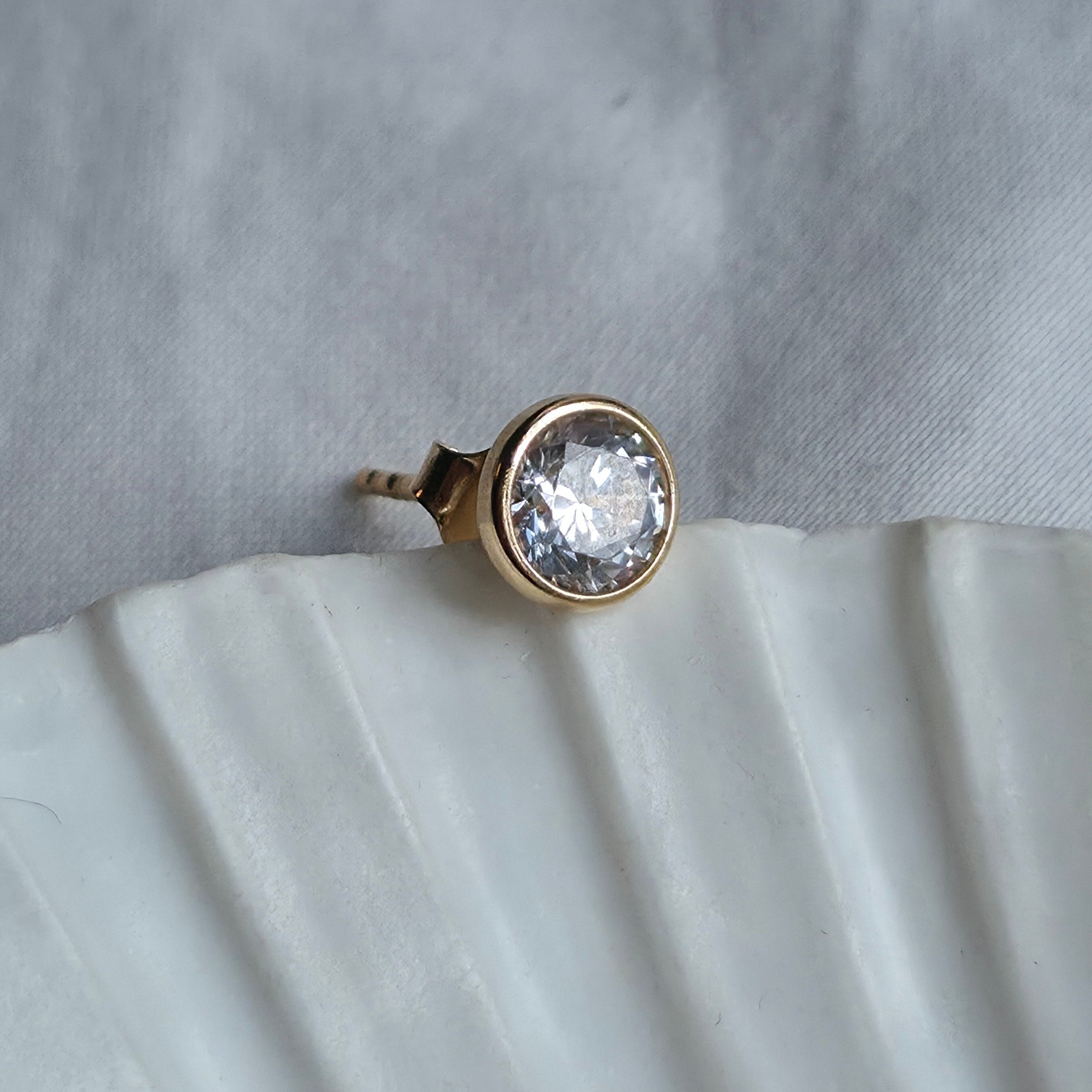 Femme portant la puce d'oreille Donna zircon rond en plaqué or, Klaklou