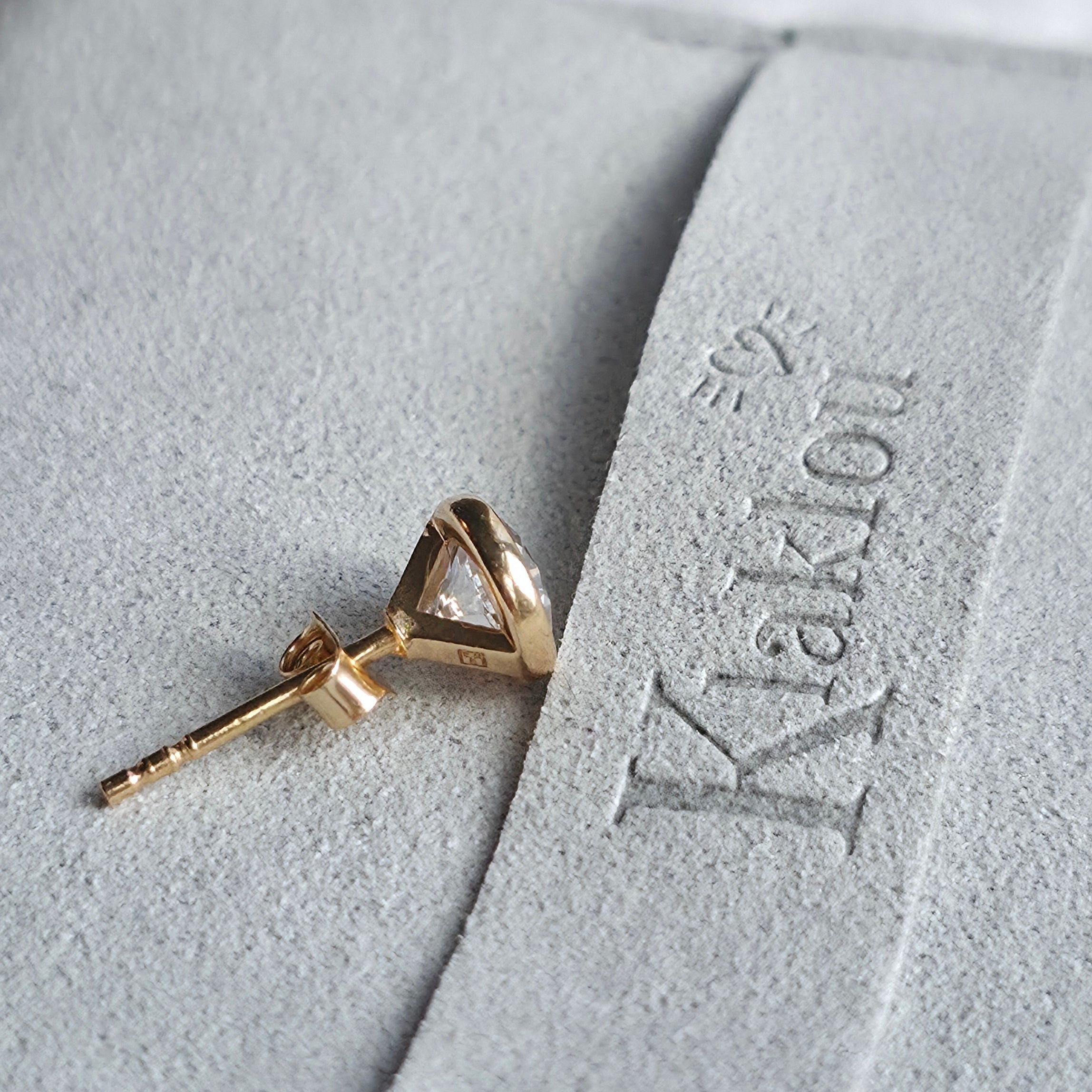 Oreille composée avec la puce Donna et d'autres bijoux dorés Klaklou
