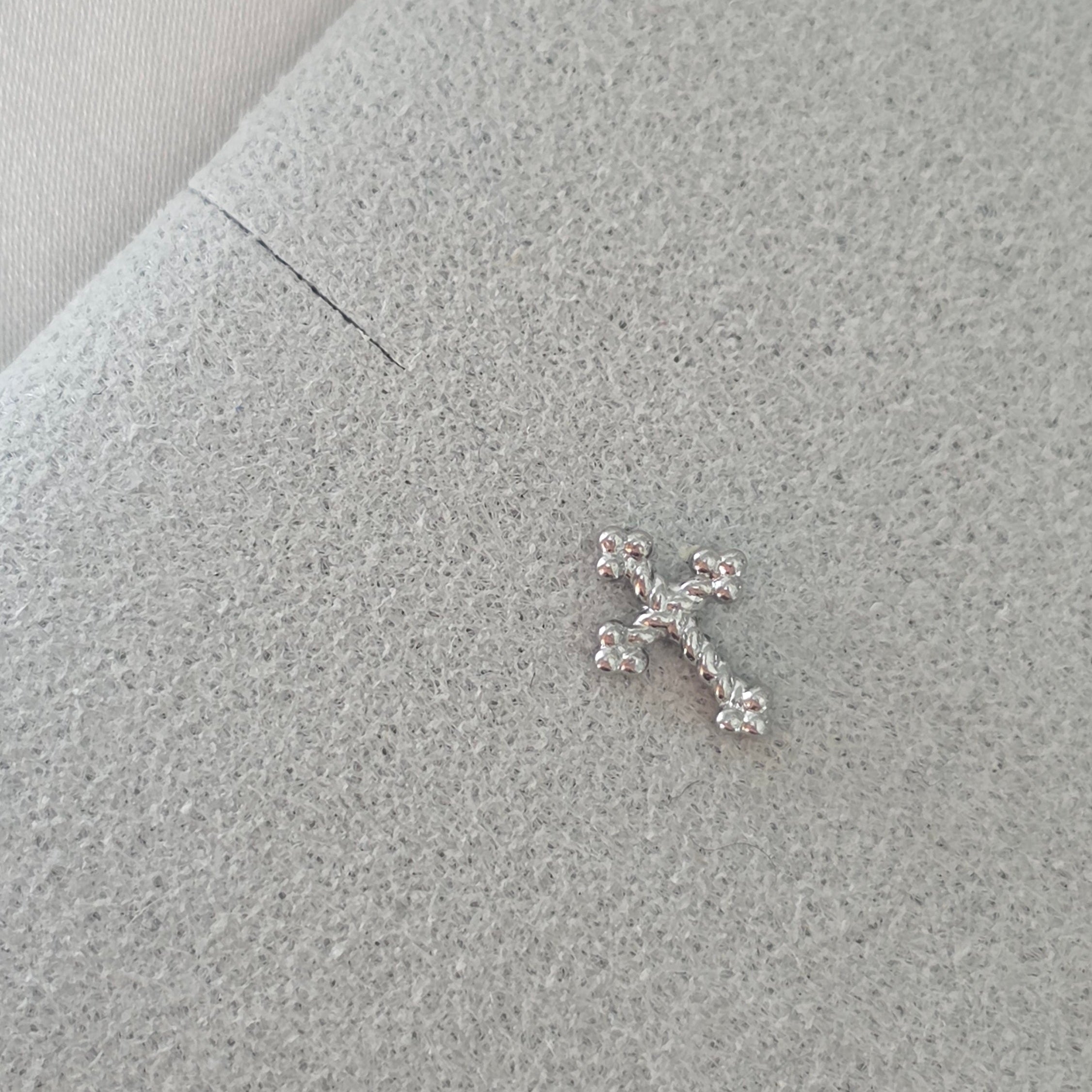 Puces d'oreilles croix Ange en argent 925 et en plaqué or posées côte à côte