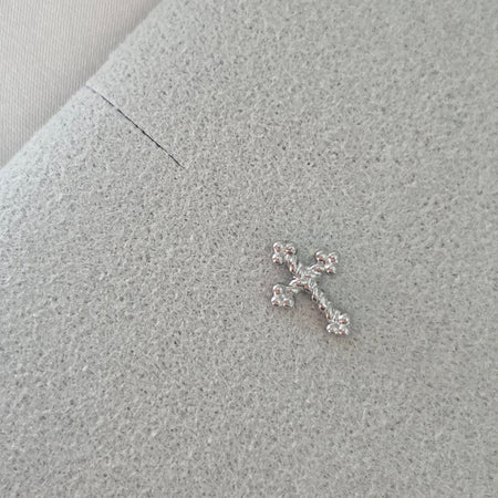 Puces d'oreilles croix Ange en argent 925 et en plaqué or posées côte à côte