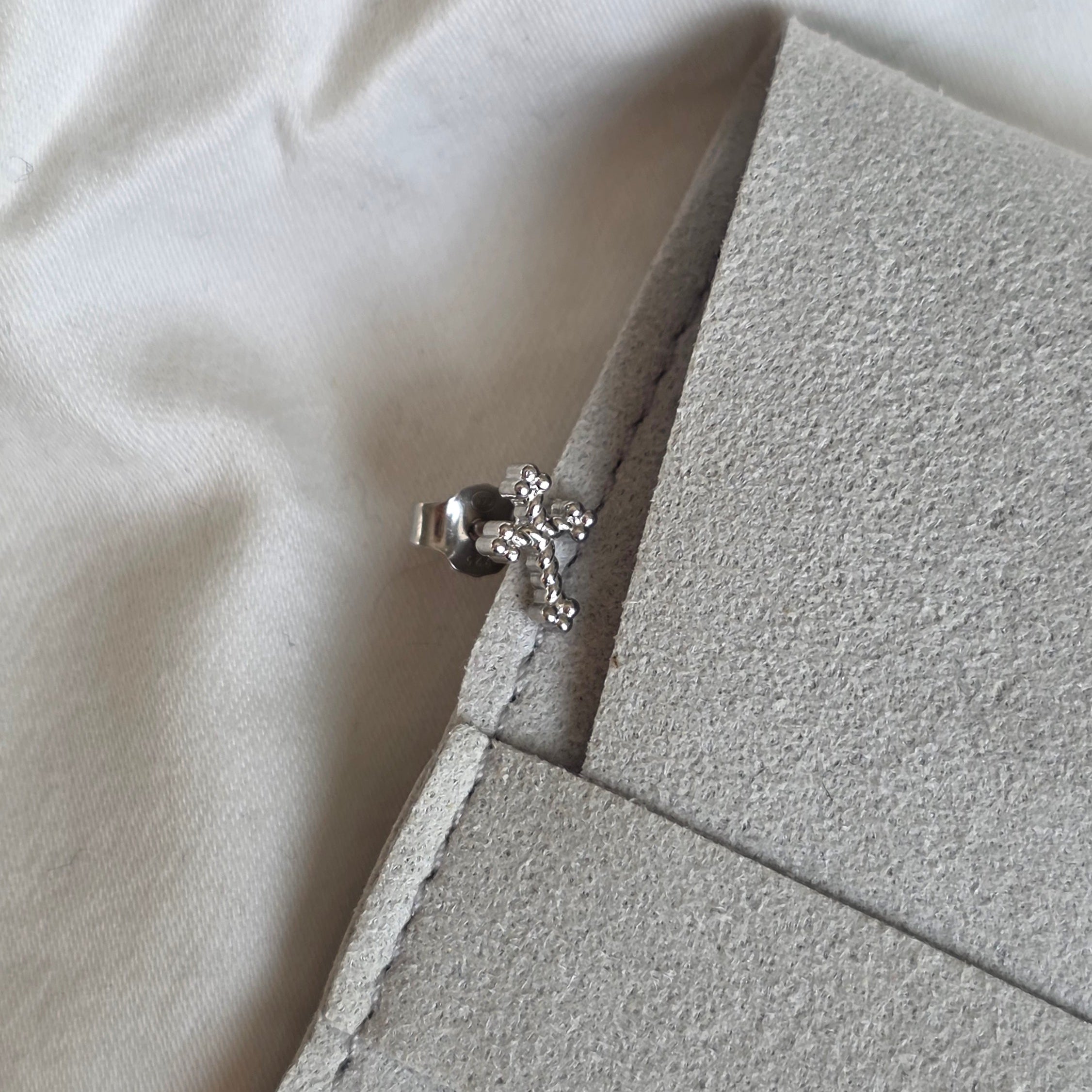 puce-oreille-croix-argent-925-klaklou