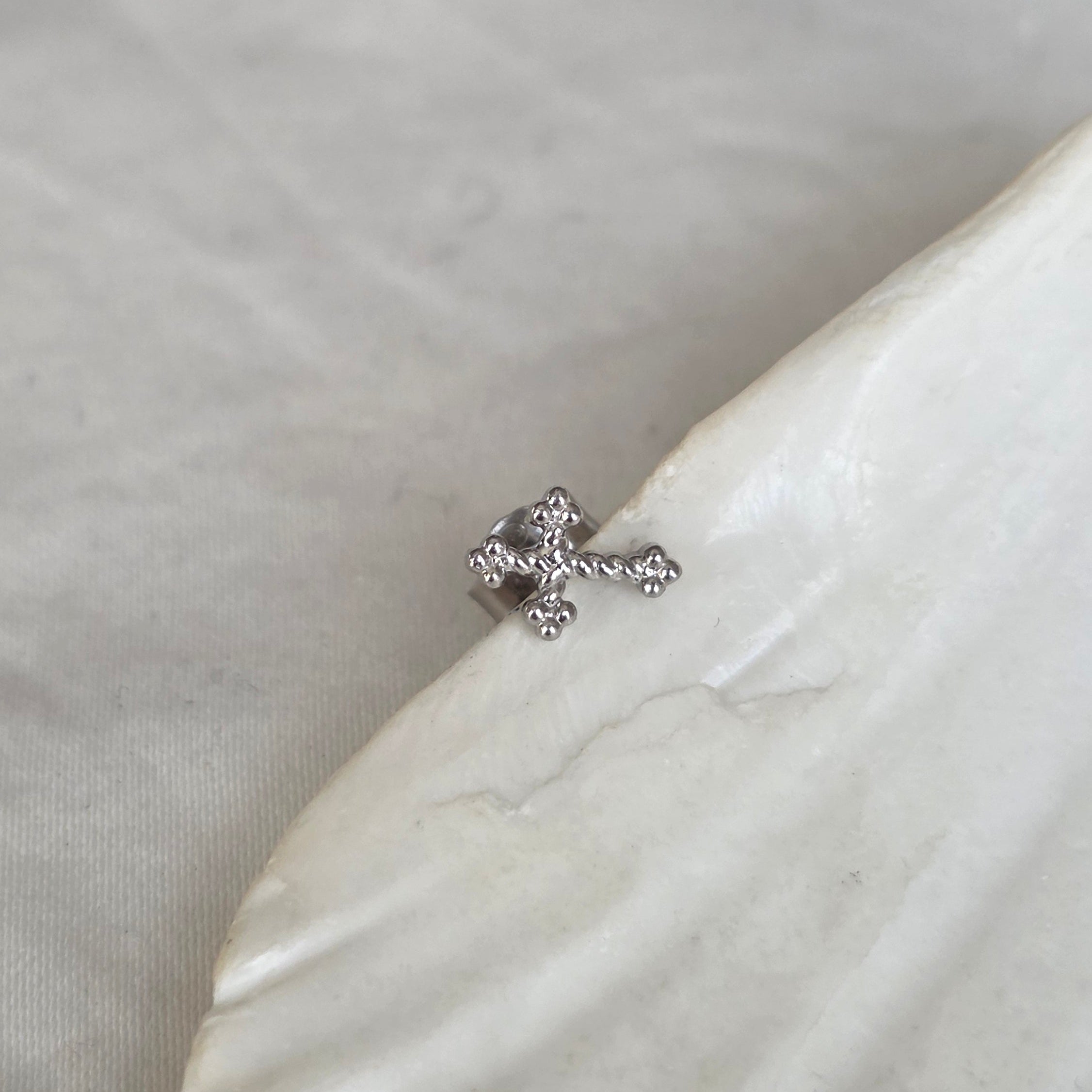 puce-oreille-croix-plaque-or-18-carats-klaklou