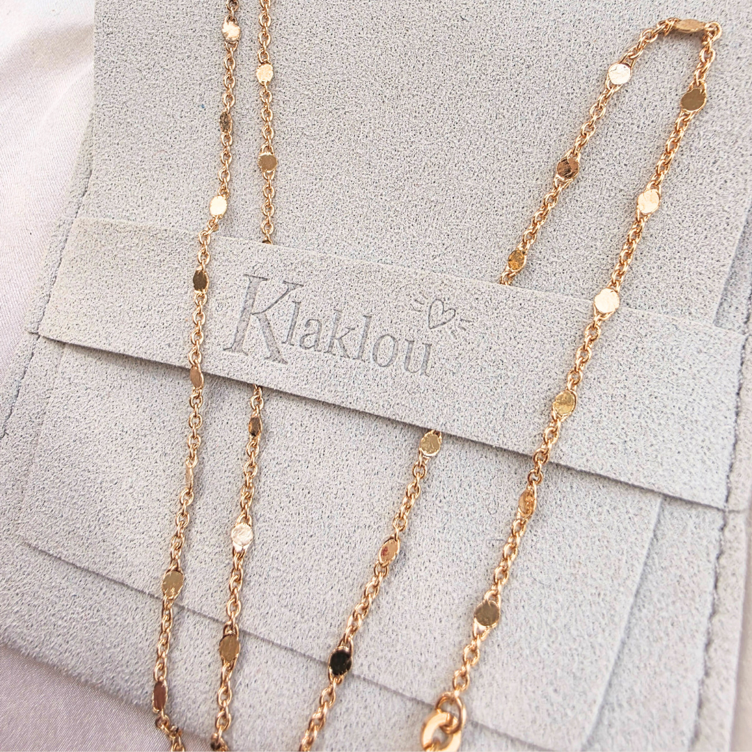 Bijou doré minimaliste avec pastilles, style élégant et léger