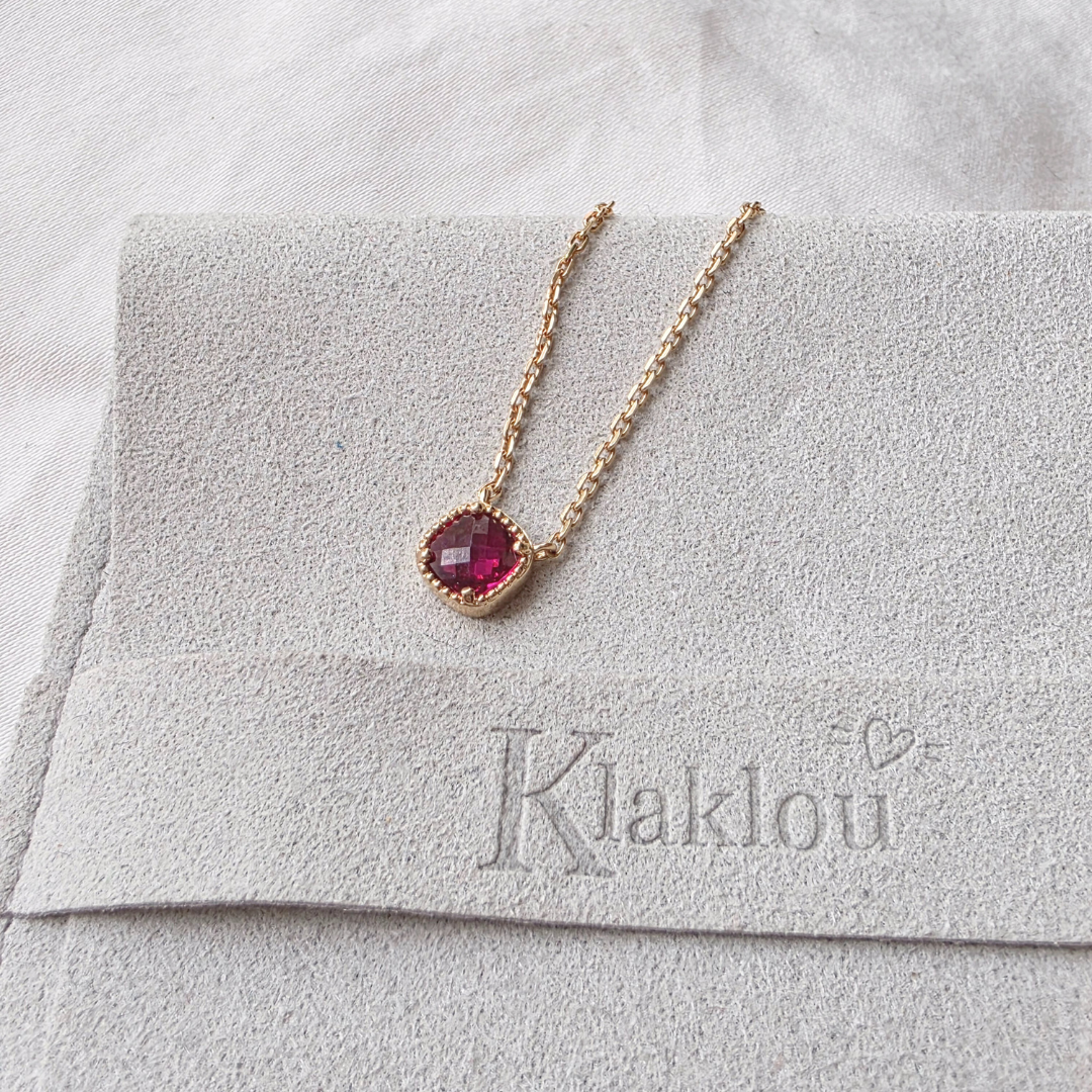 Chaîne fine plaqué or et pierre rose