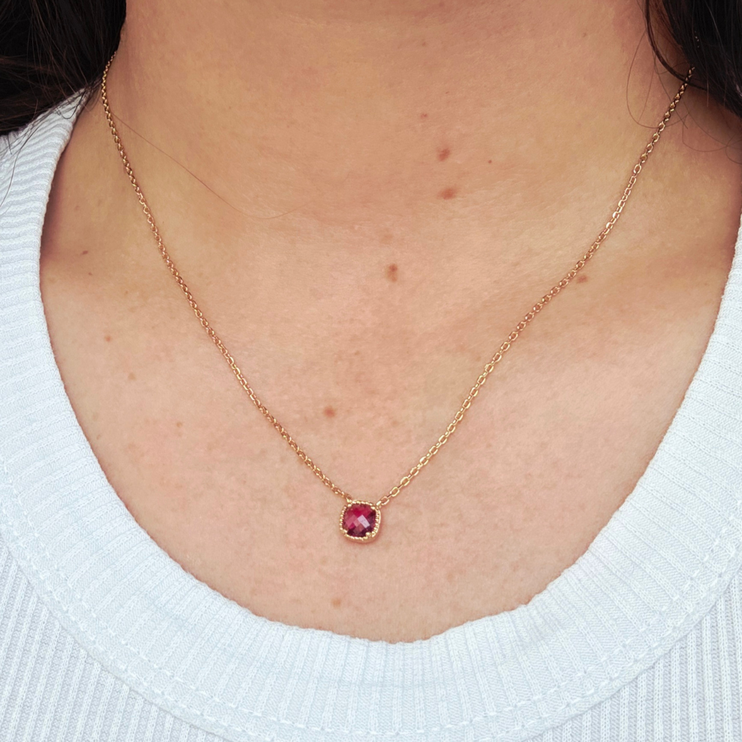 Chaîne fine plaqué or et pierre rose