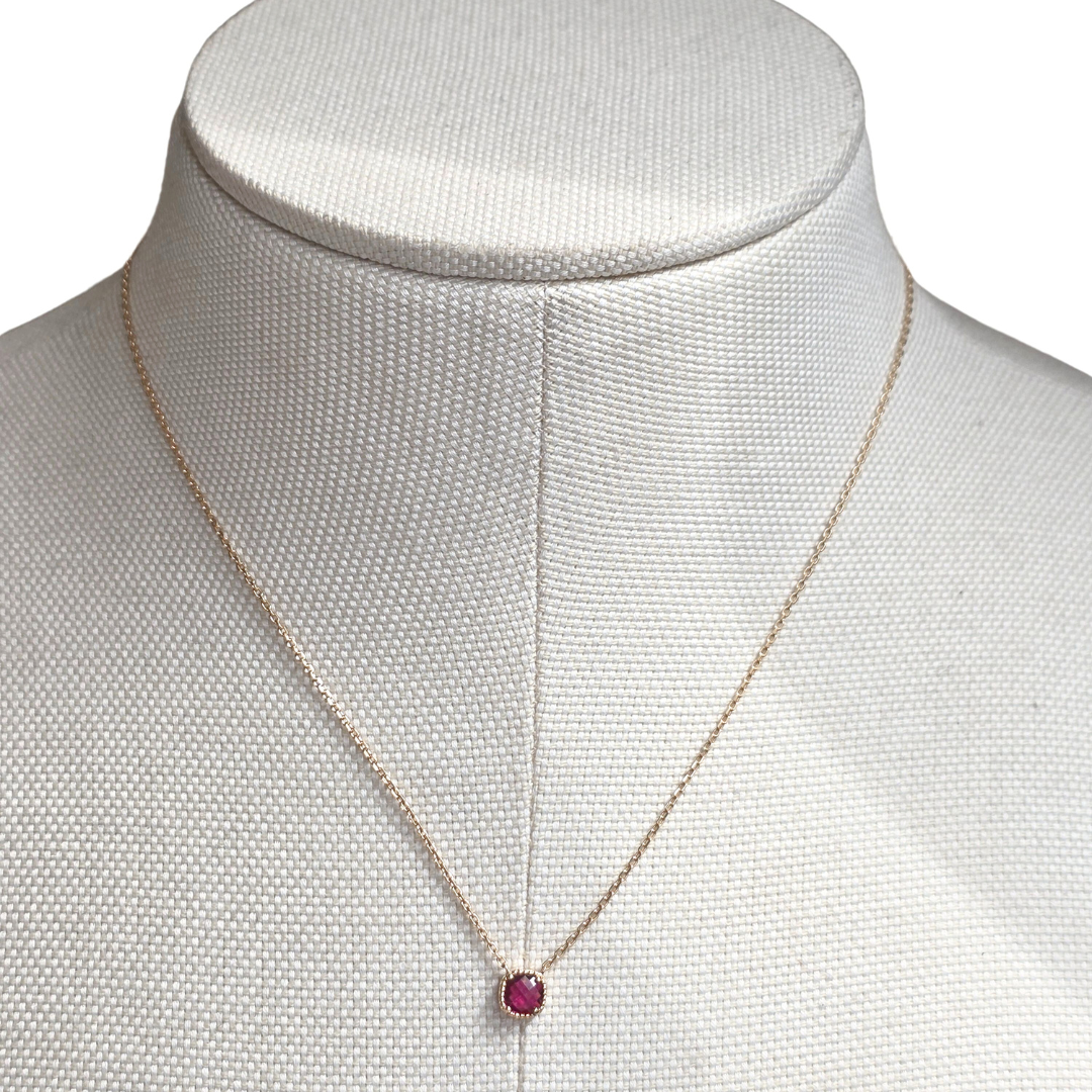 Chaîne fine plaqué or et pierre rose