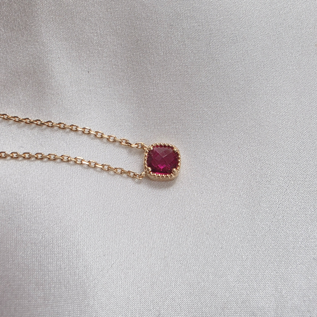 Chaîne fine plaqué or et pierre rose