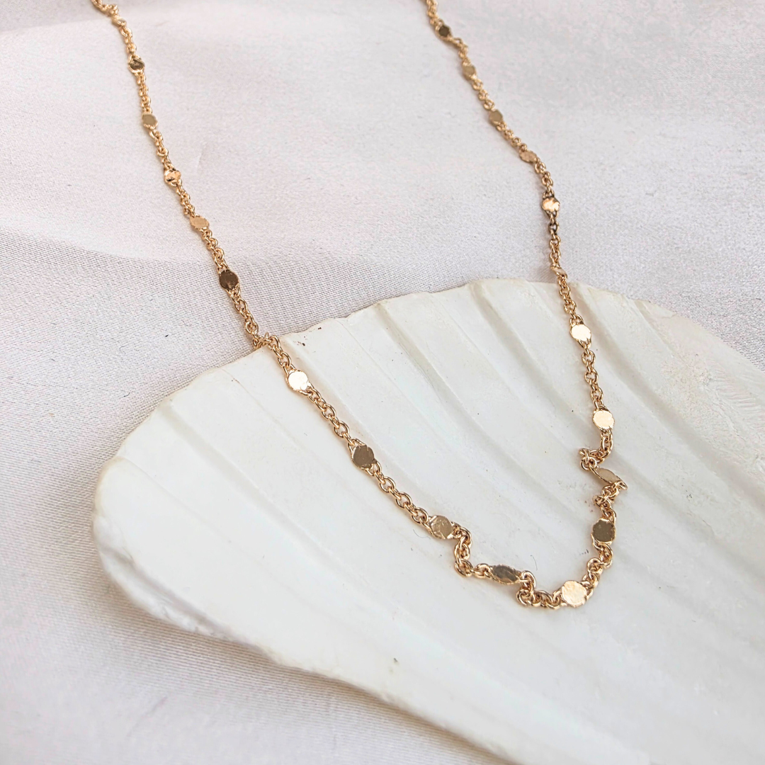 Bijou doré minimaliste avec pastilles, style élégant et léger