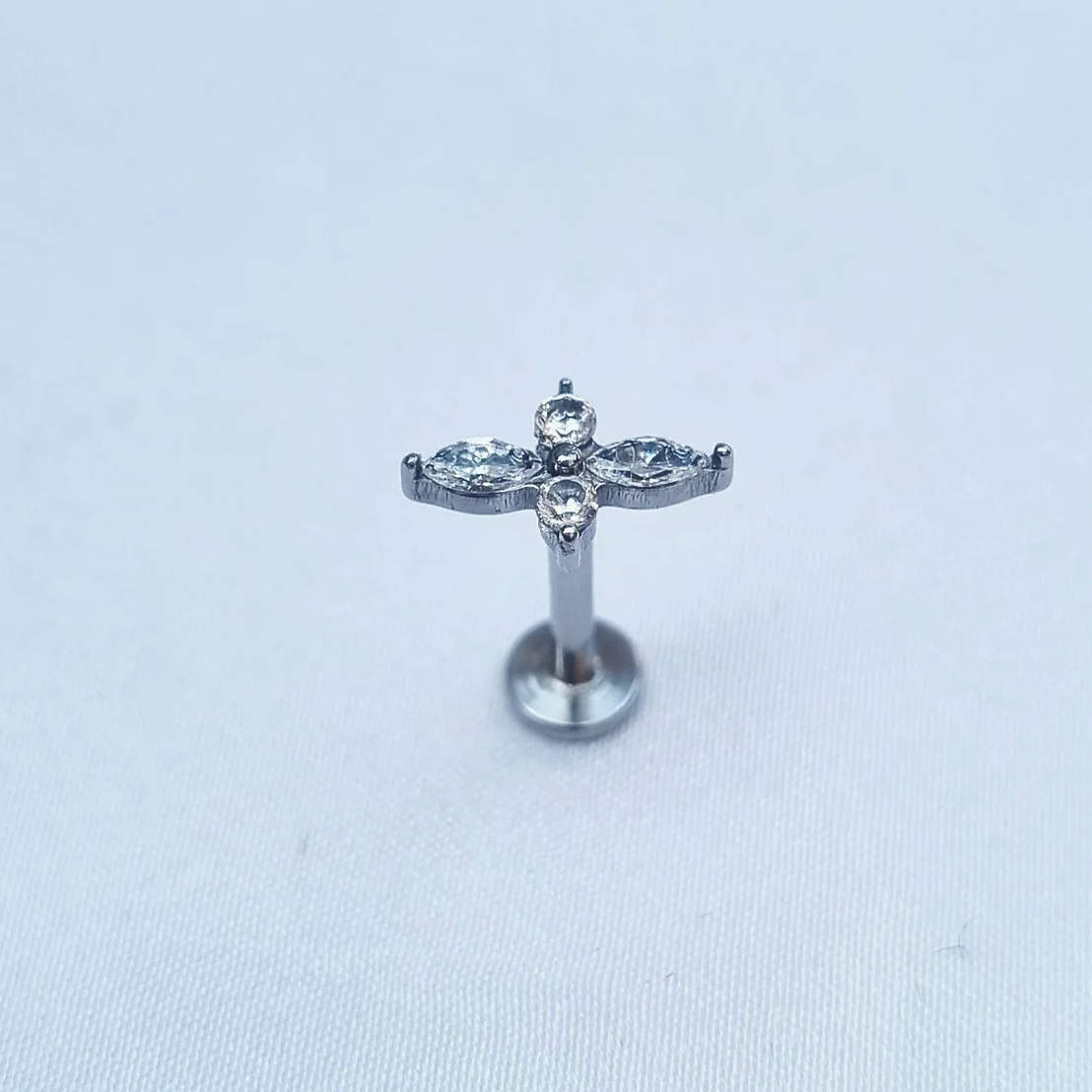 Piercing labret en titane avec sertissage d'oxyde de zirconium, design élégant et polyvalent.