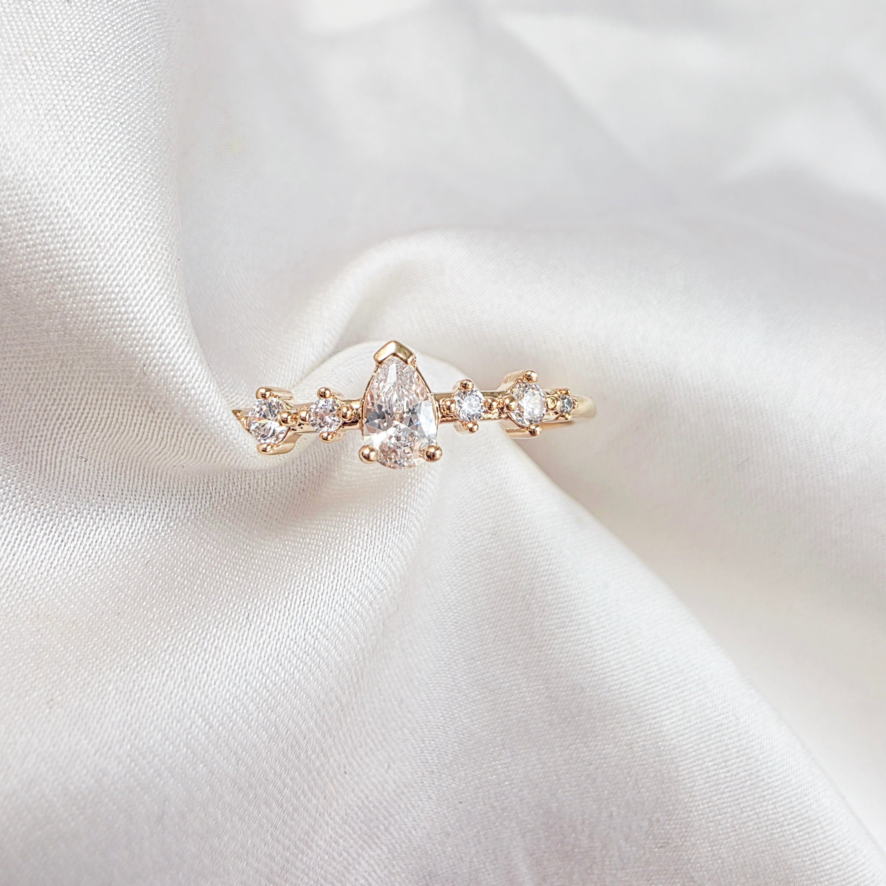 Gros plan de la bague NORA mettant en valeur les détails