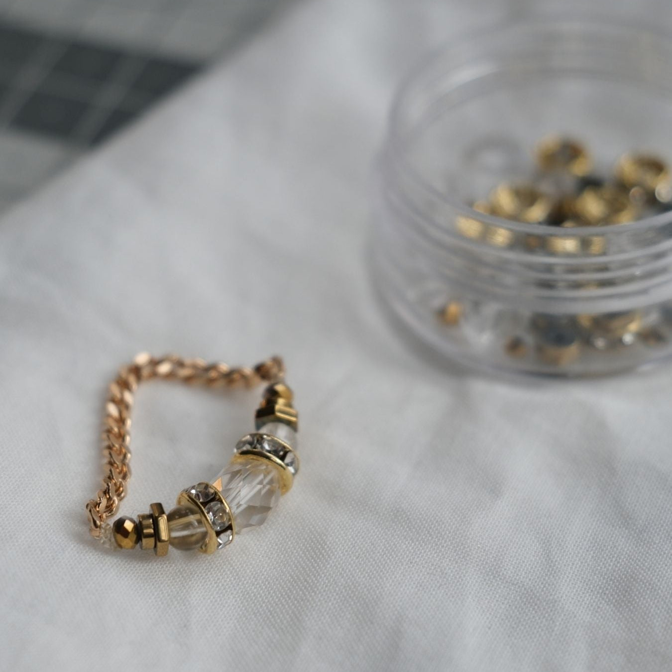 Détail de la bague Signature avec pierres naturelles sur doigt féminin.