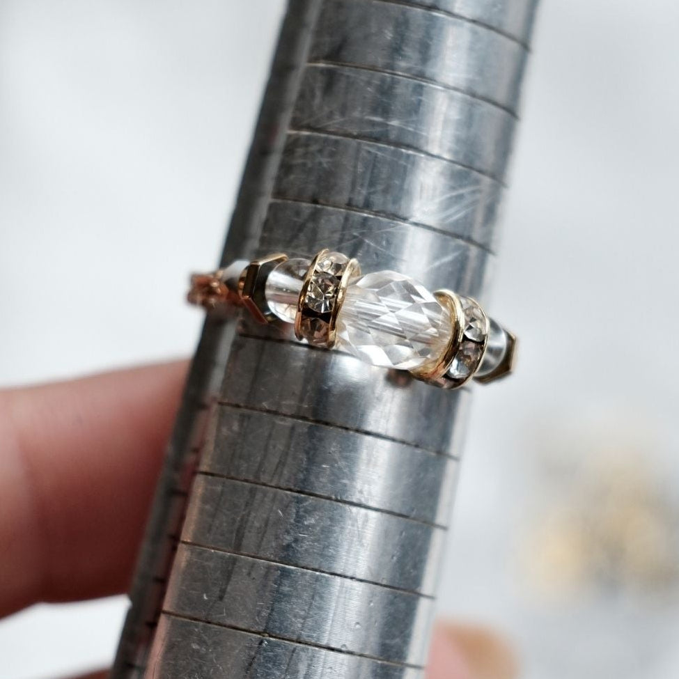 Bijou ajustable en pierres naturelles présenté en gros plan.