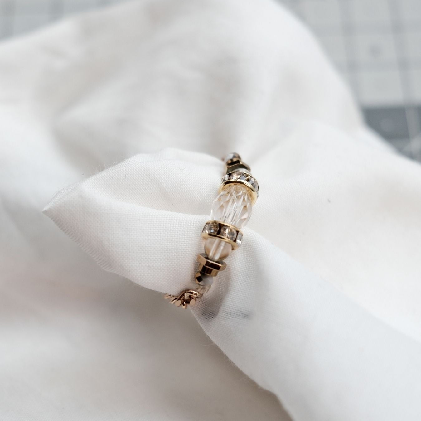 Bijou ajustable en pierres naturelles présenté en gros plan.