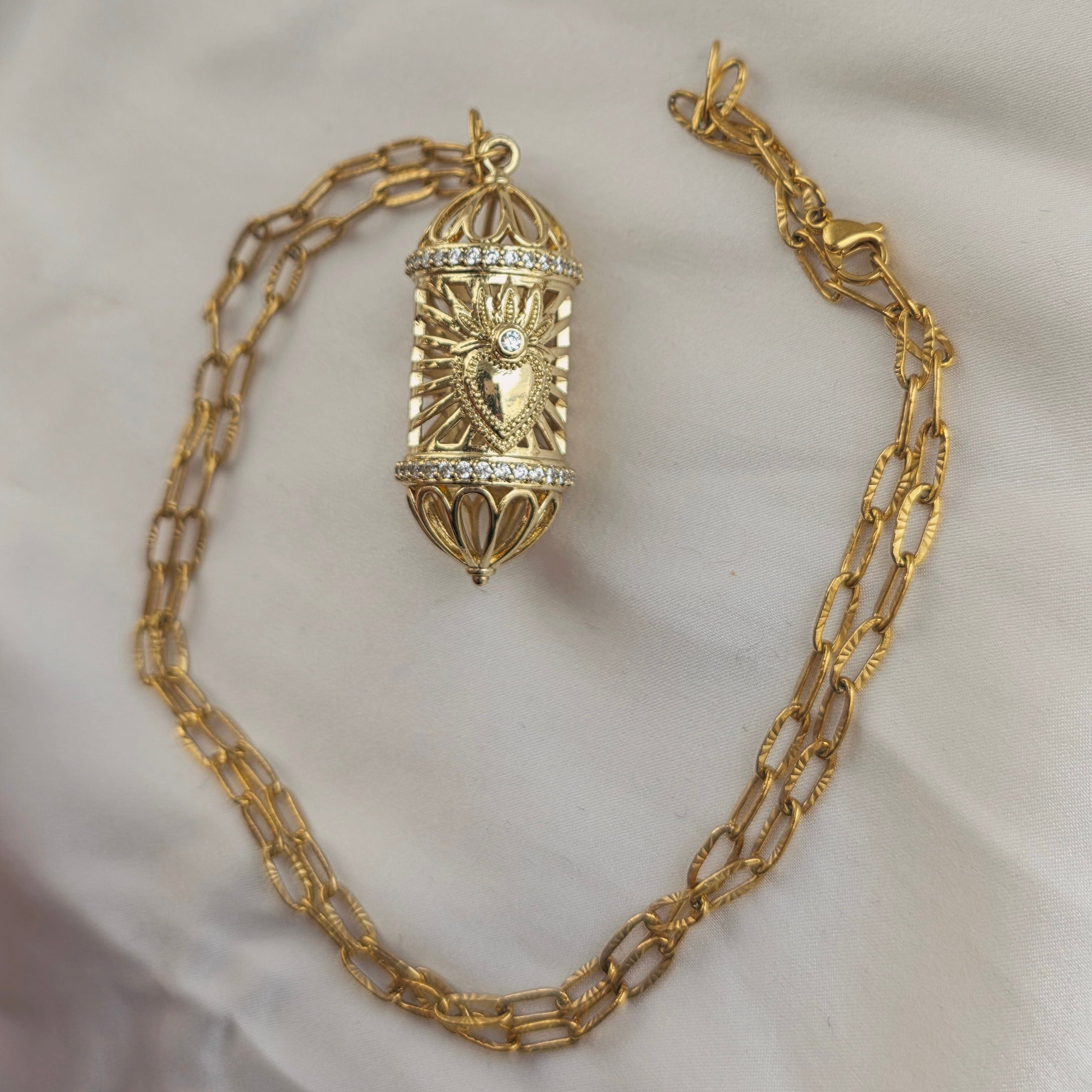 Collier Candy Klaklou en forme de cage dorée avec touche rouge ou petits diamants – bijou talisman artisanal fait main en France.