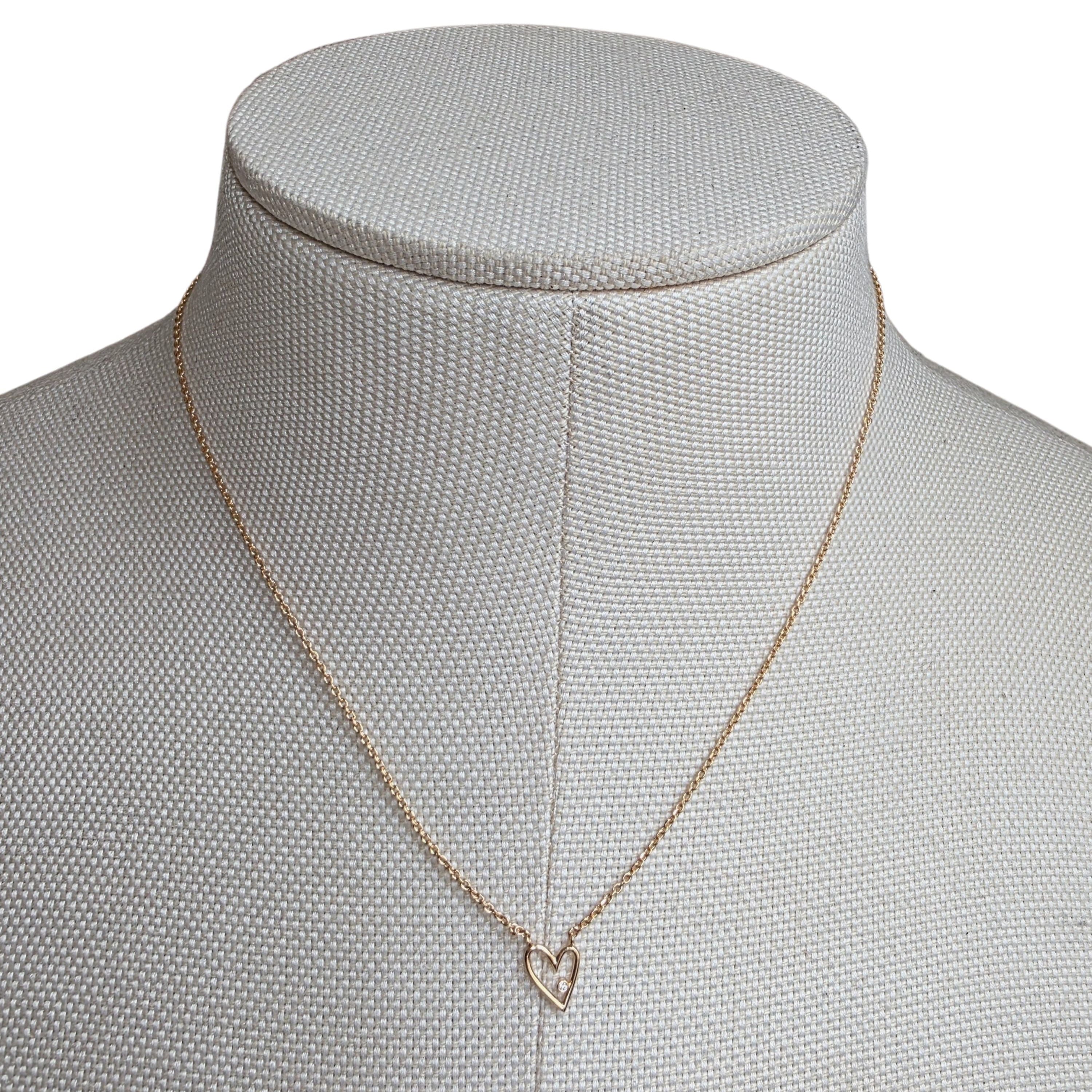 Collier minimaliste avec pendentif cœur doré
