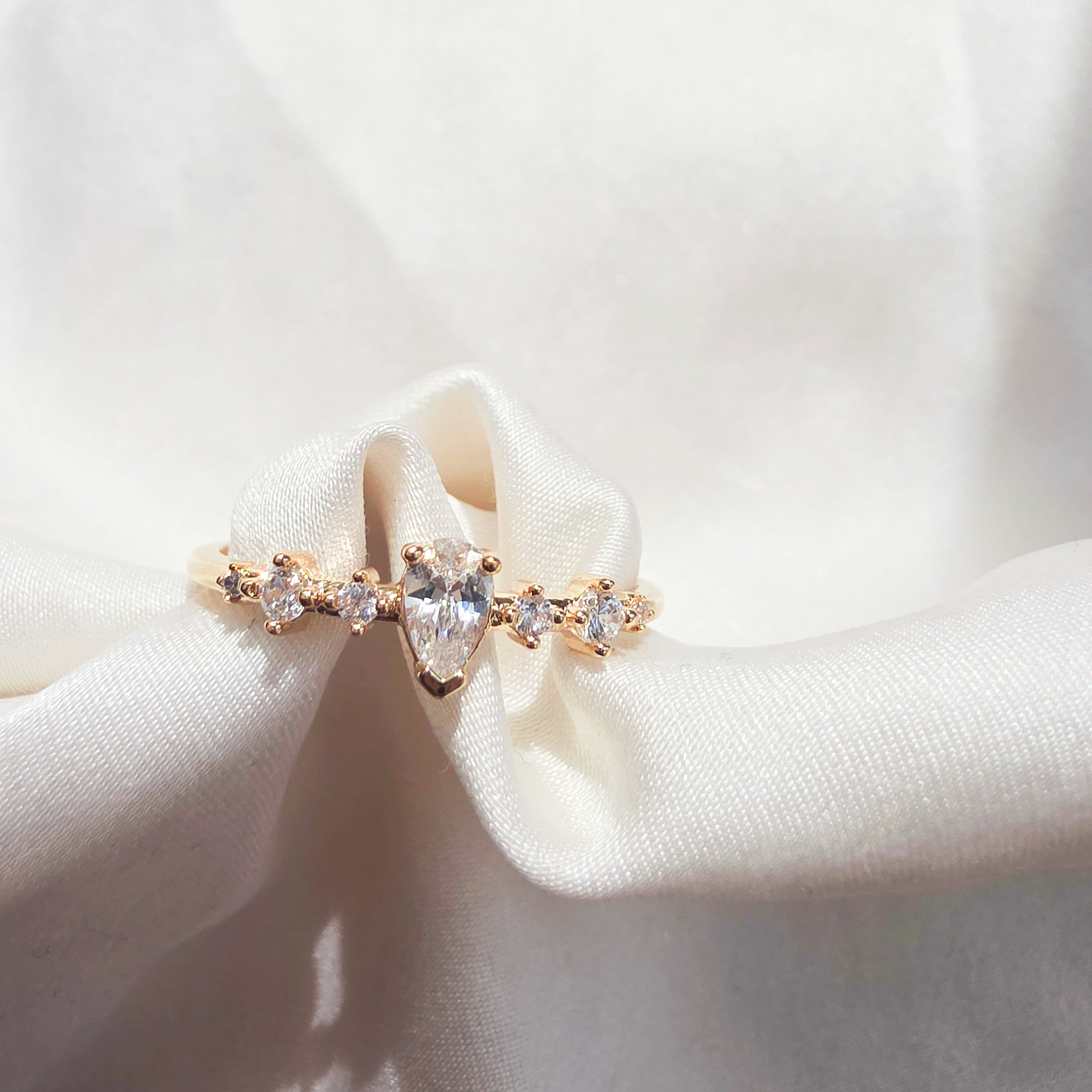 Bague délicate avec pierres