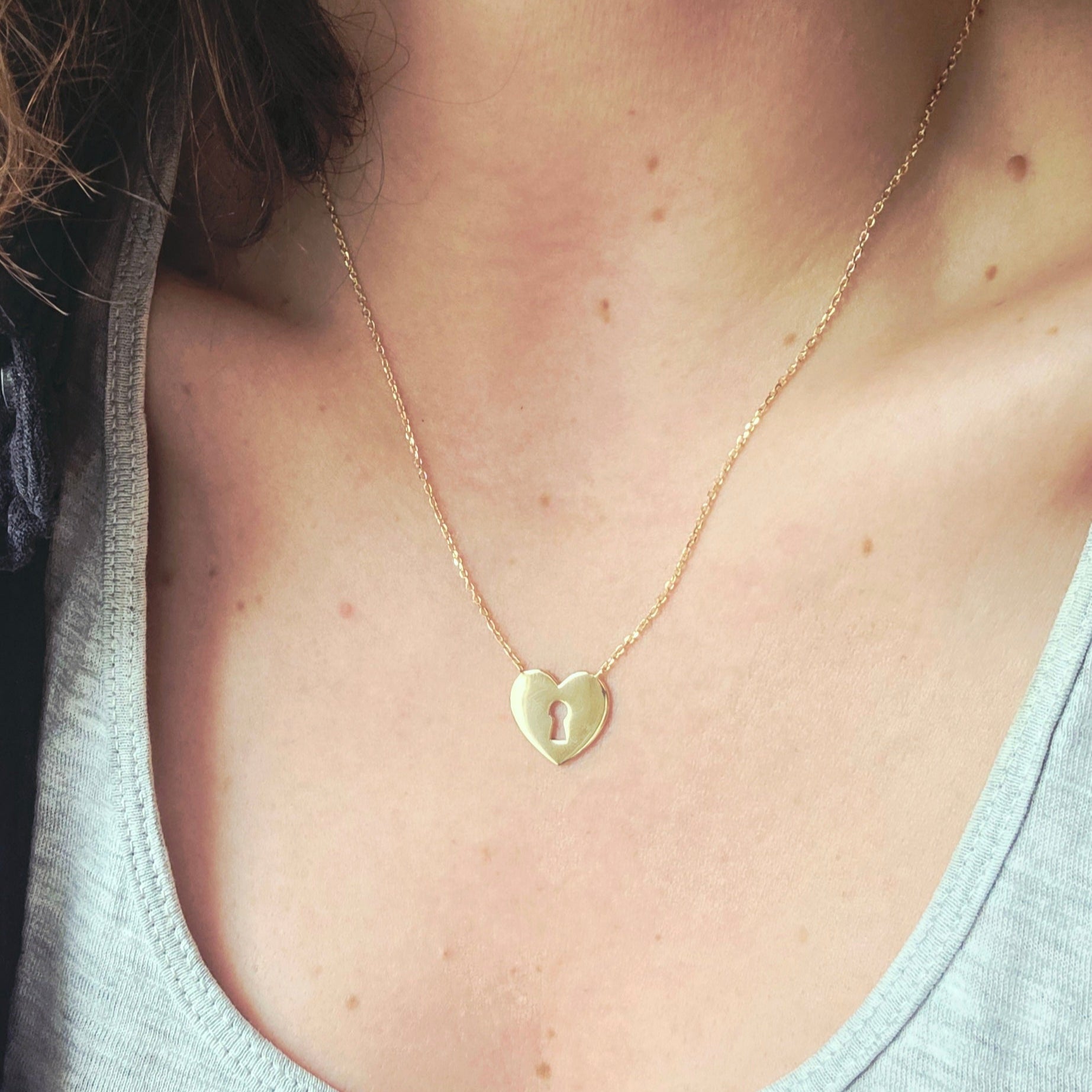 Bijou plaqué or LOCKA avec pendentif cœur et fermoir sécurisé