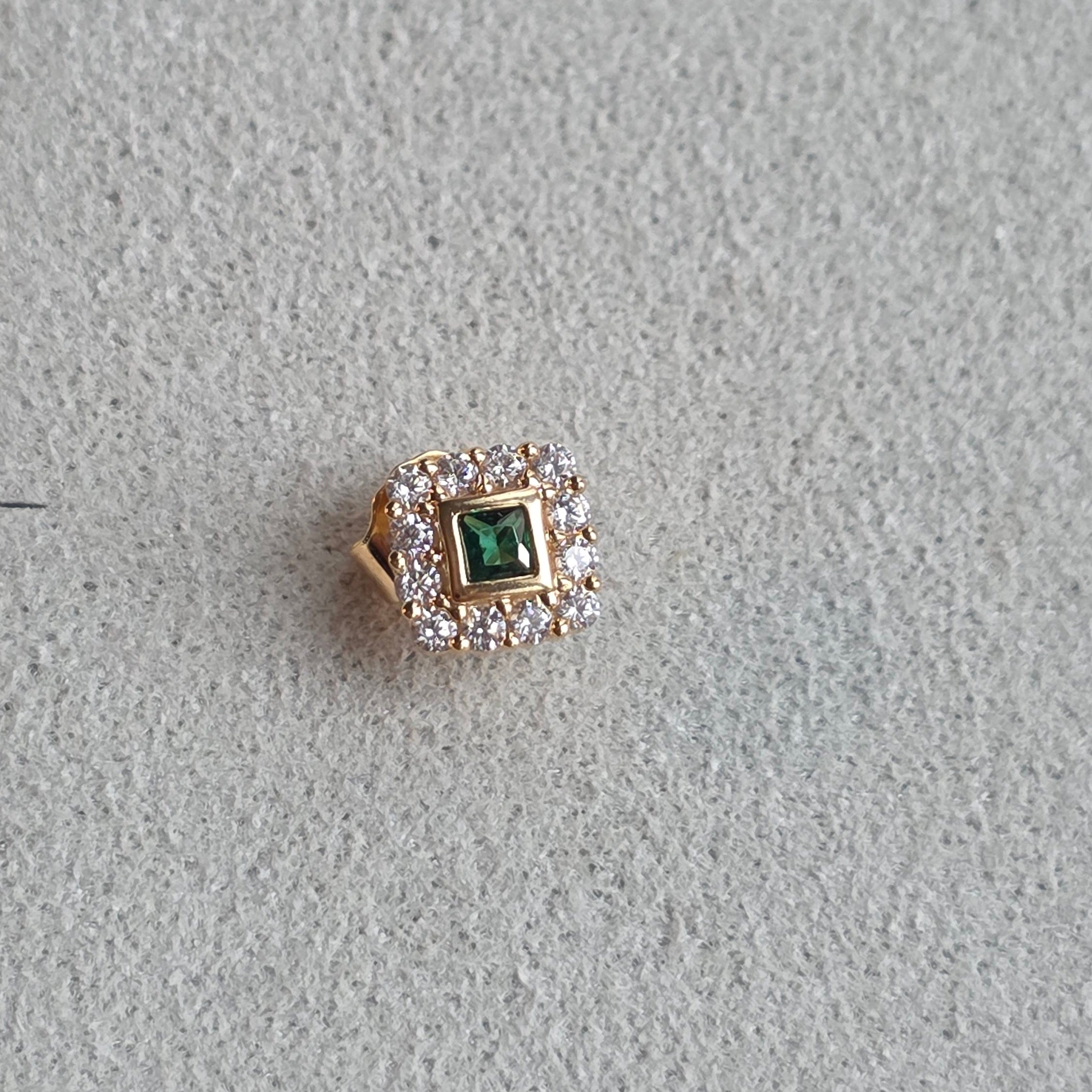 Une pierre émeraude entourée de zircons blancs, forme losange en plaqué or. Composez votre ear climbing avec Klaklou.
