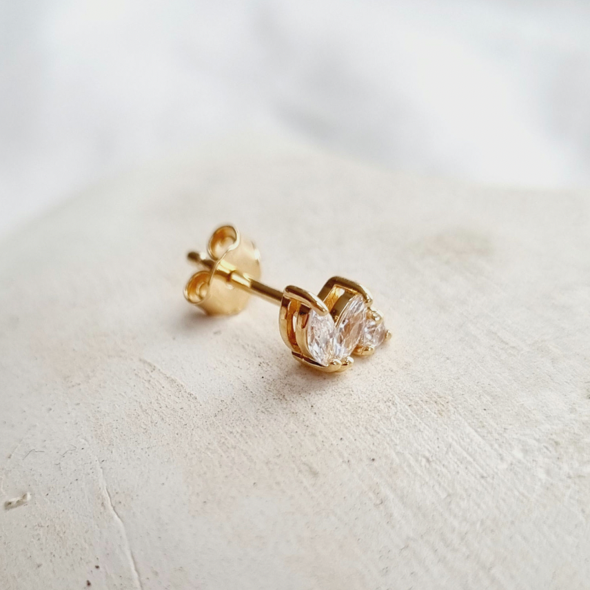 Bijou minimaliste pour lobe – Titus, puce d’oreille dorée avec zirconiums