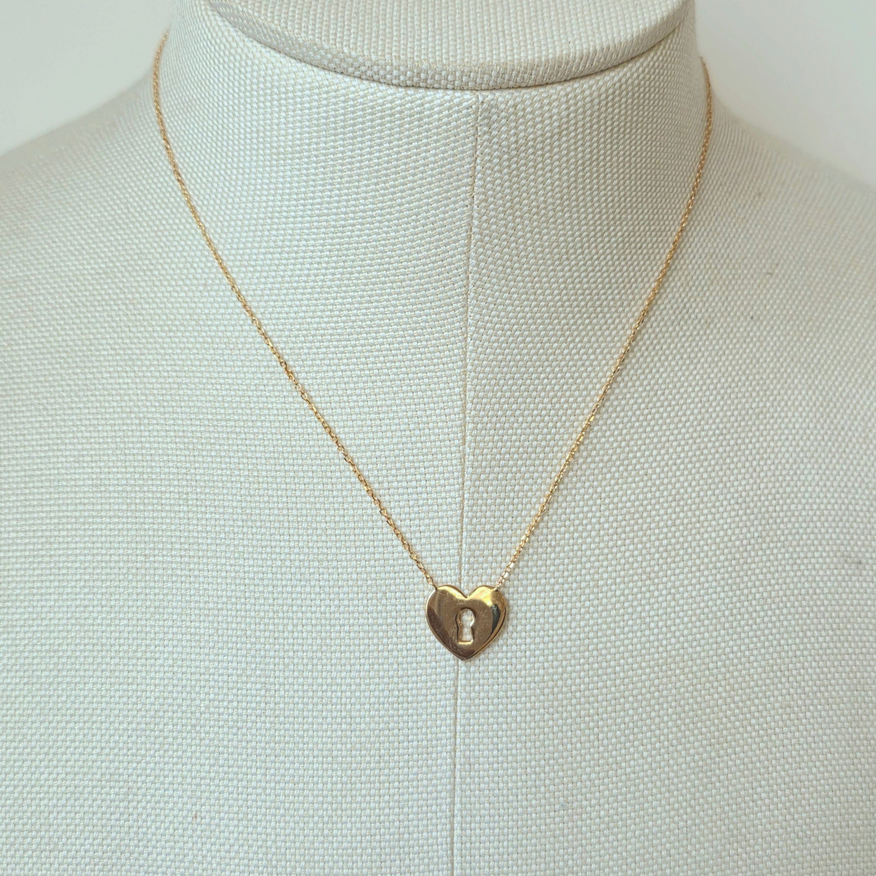 Collier élégant pour femme avec cœur doré et serrure centrale, signé Klaklou