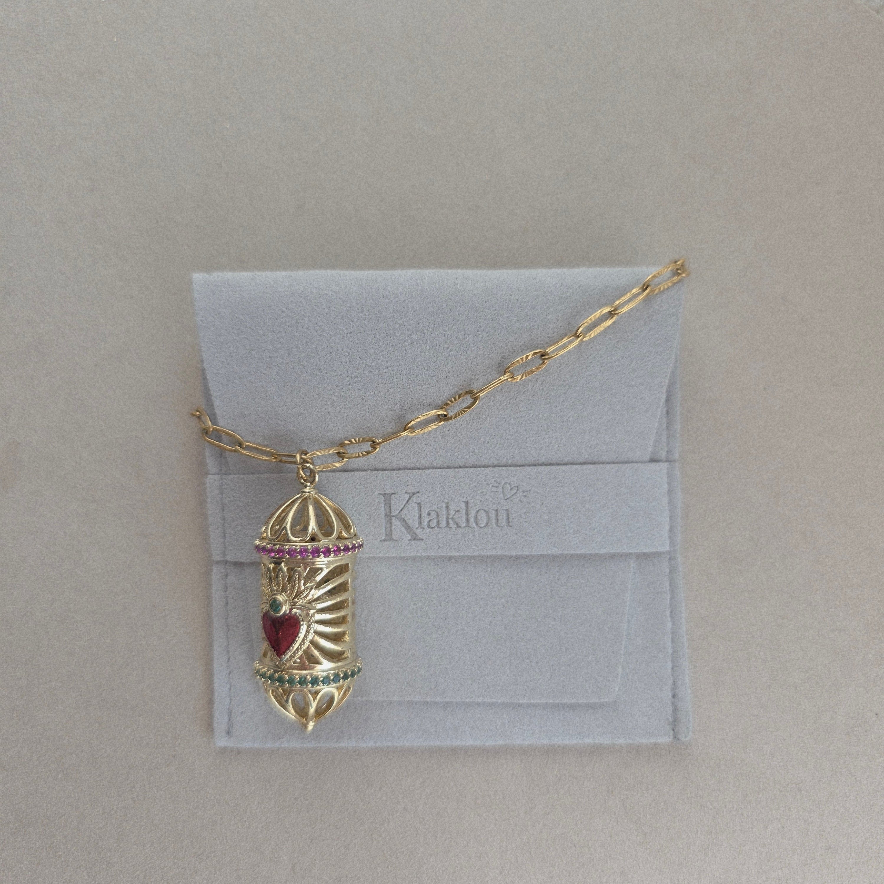 Collier Candy Klaklou en forme de cage dorée avec touche rouge ou petits diamants – bijou talisman artisanal fait main en France.