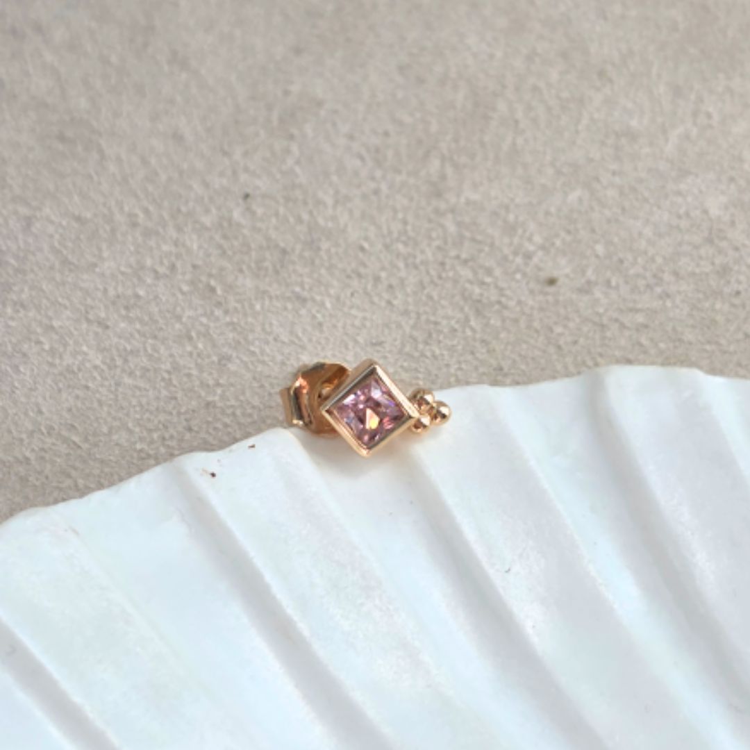 Boucle d’oreille losange rose pour femme – design géométrique et délicat signé Klaklou