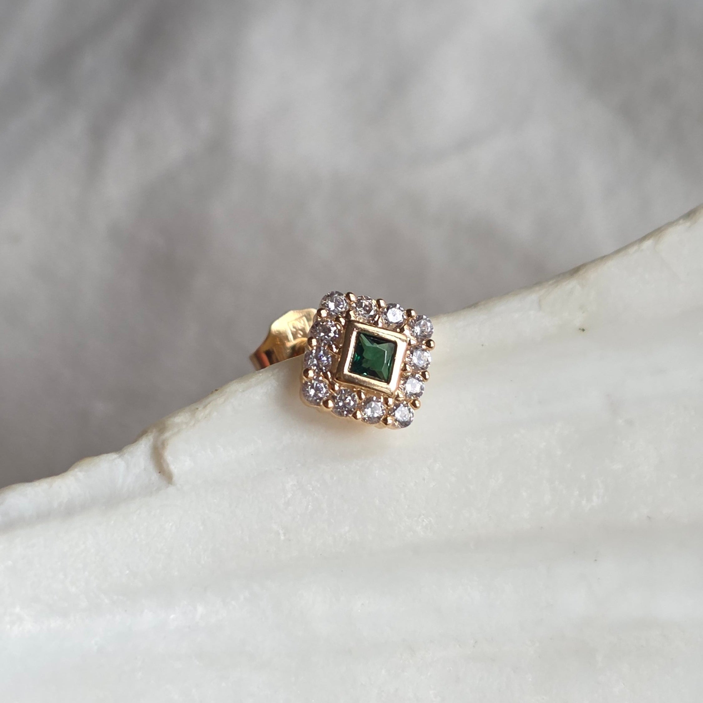 Découvrez Amaris, boucle d'oreille losange émeraude et zircons par Klaklou. Vendue à l'unité.
