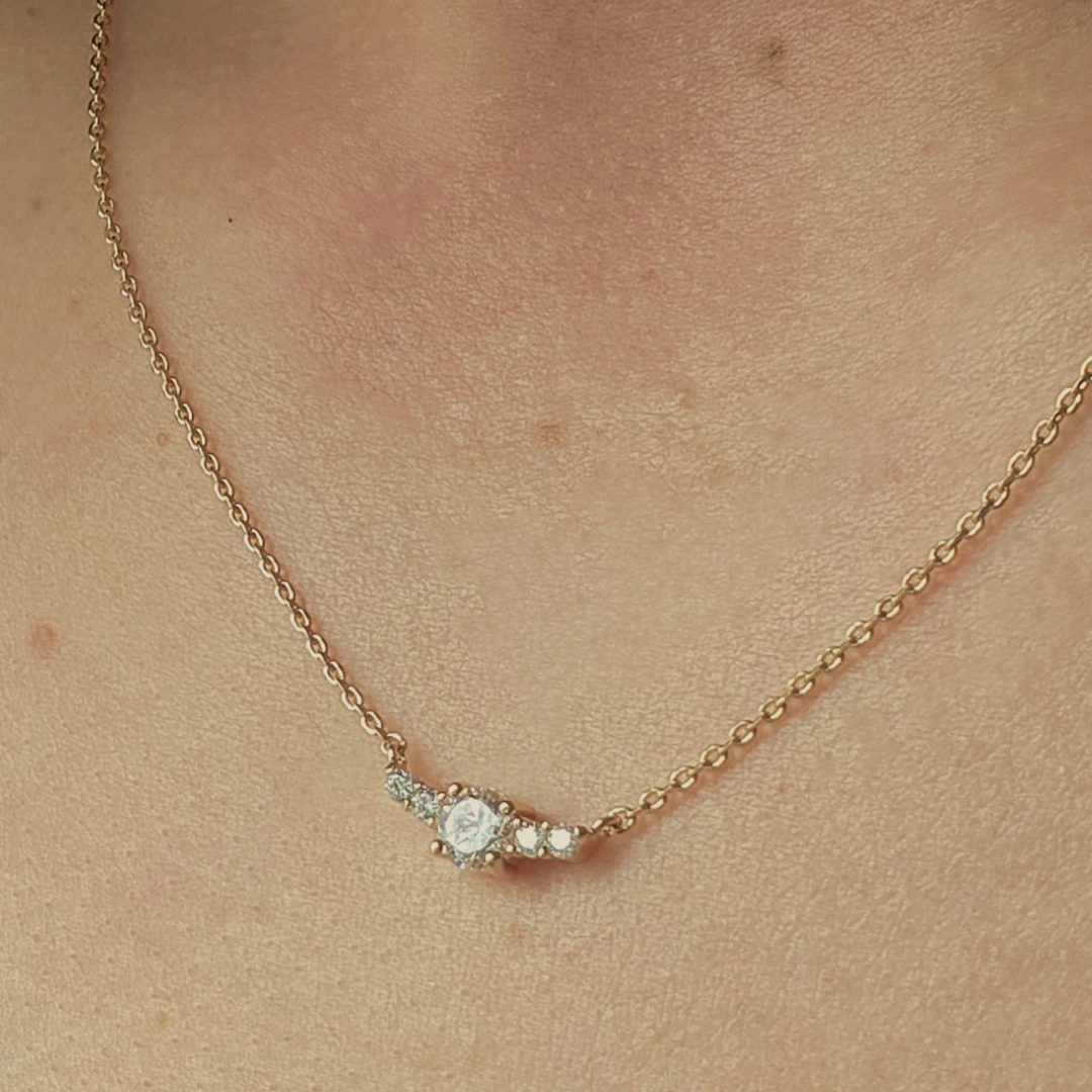 Collier doré en plaqué or avec diamants sertis, bijou élégant et lumineux.