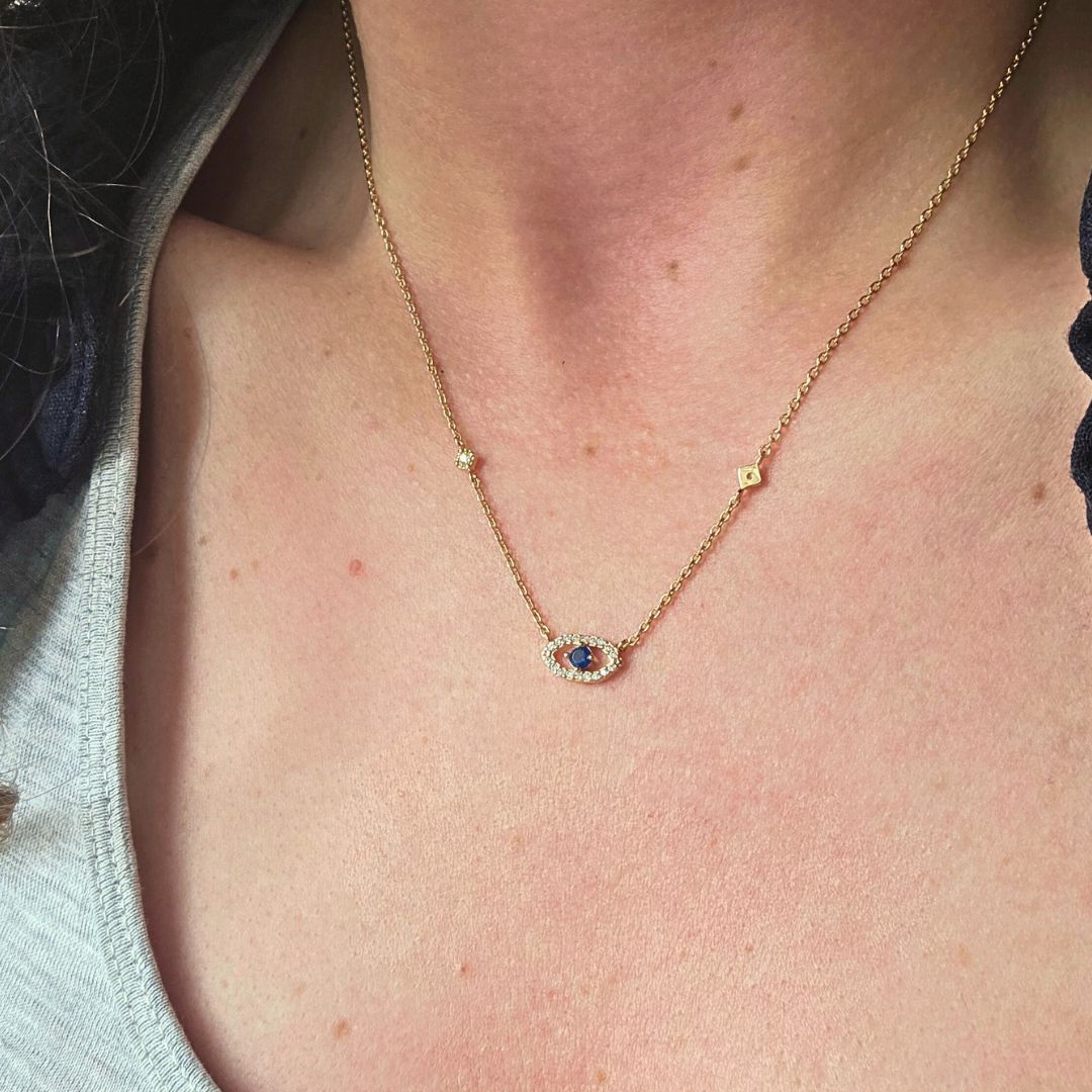 Collier doré avec œil protecteur bleu entouré de petits strass brillants, bijou symbolique en acier inoxydable