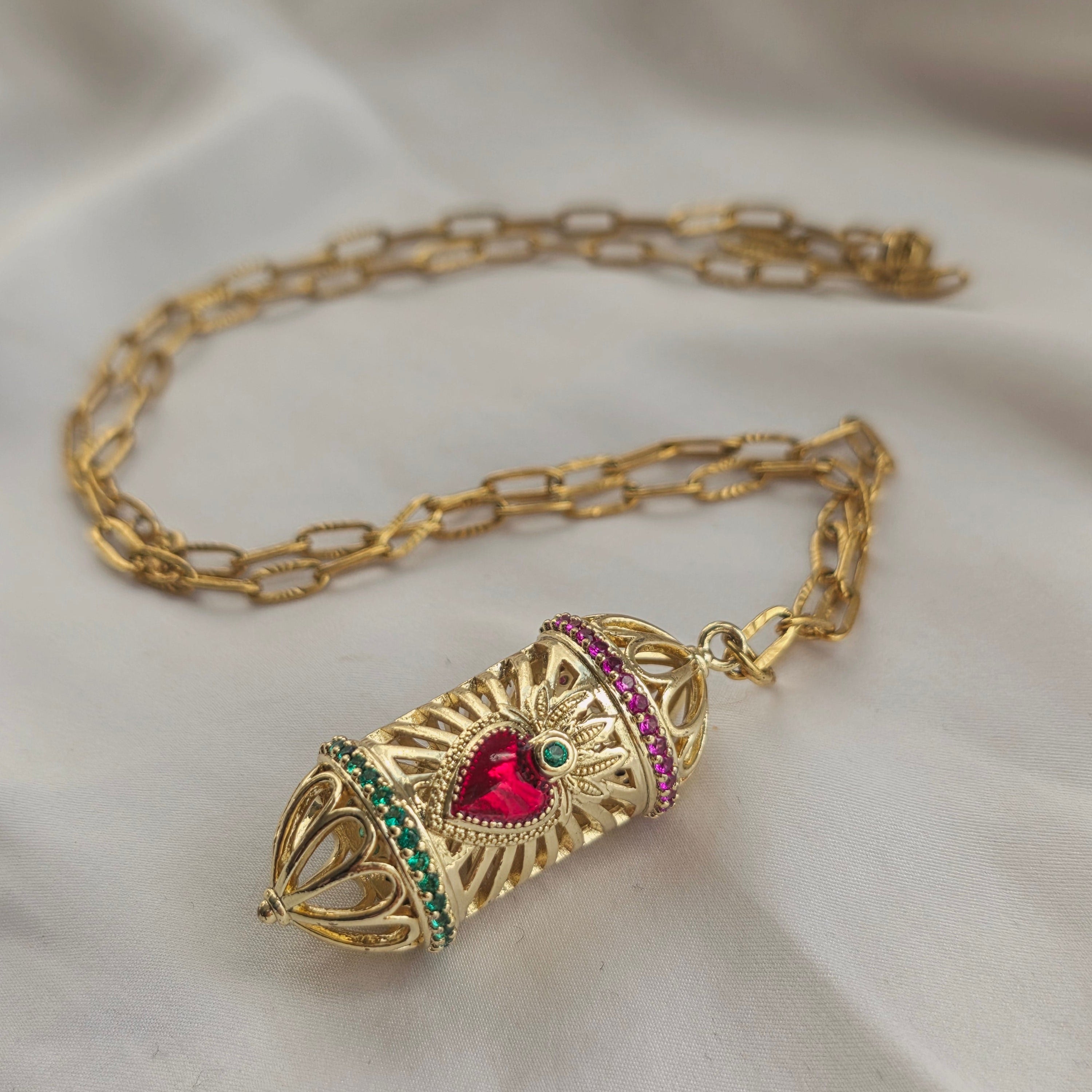 Collier Candy Klaklou en forme de cage dorée avec touche rouge ou petits diamants – bijou talisman artisanal fait main en France.