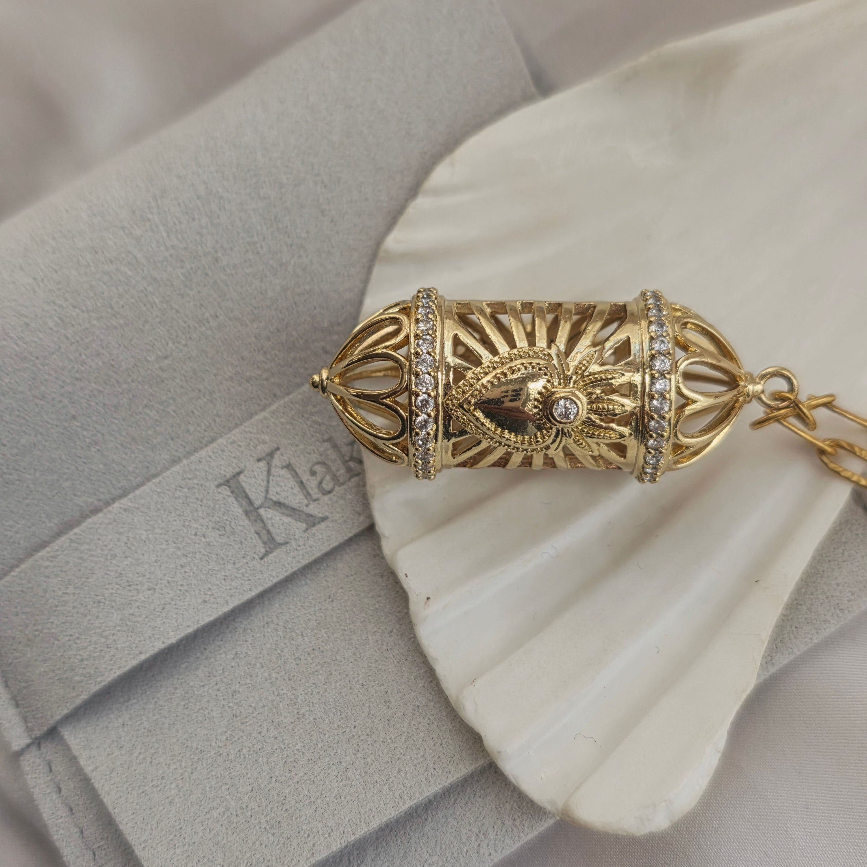 Collier Candy Klaklou en forme de cage dorée avec touche rouge ou petits diamants – bijou talisman artisanal fait main en France.