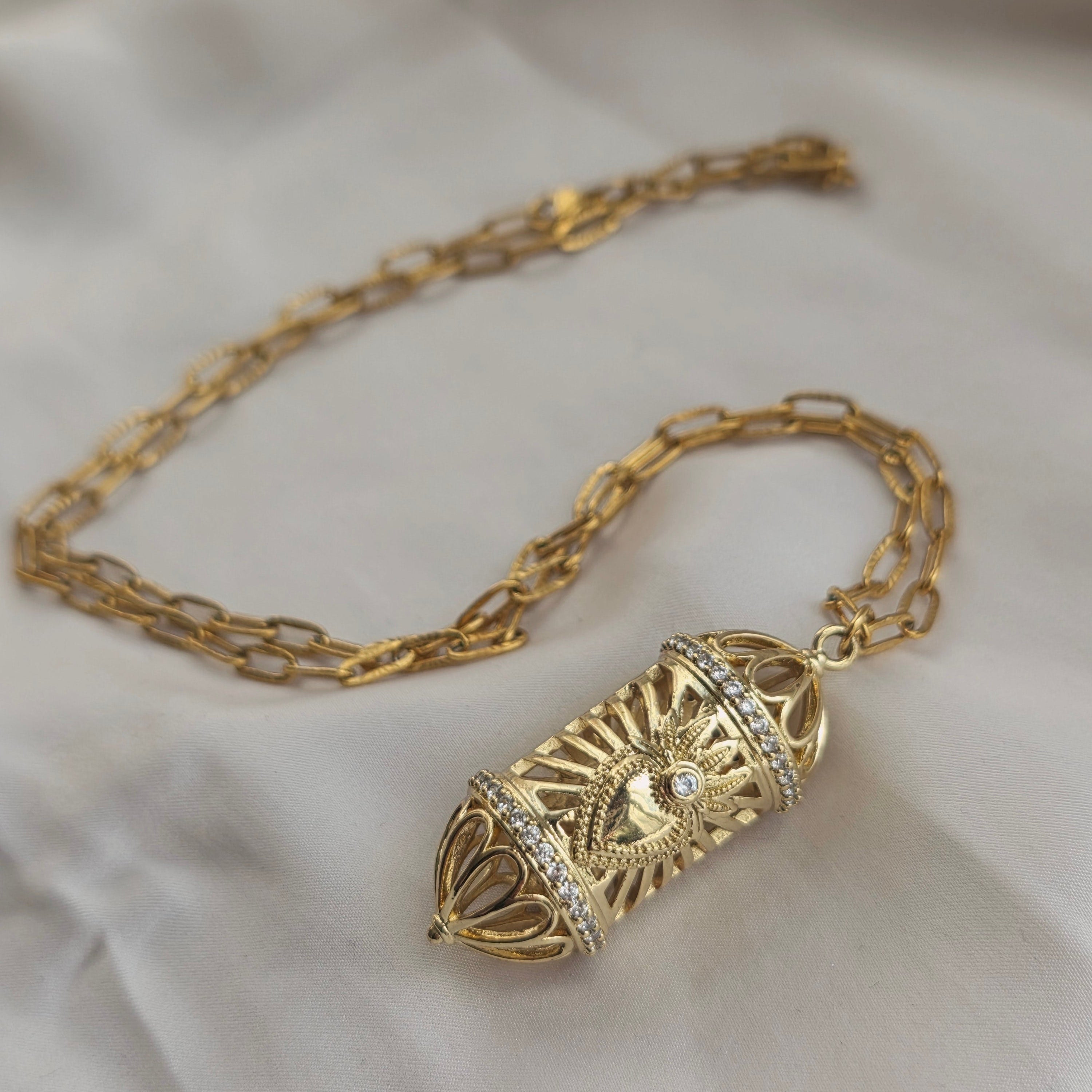 Collier Candy Klaklou en forme de cage dorée avec touche rouge ou petits diamants – bijou talisman artisanal fait main en France.